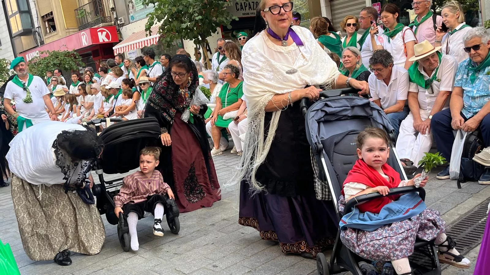 Procesión de San Lorenzo por las calles de Huesca. Foto Mercedes Manterola