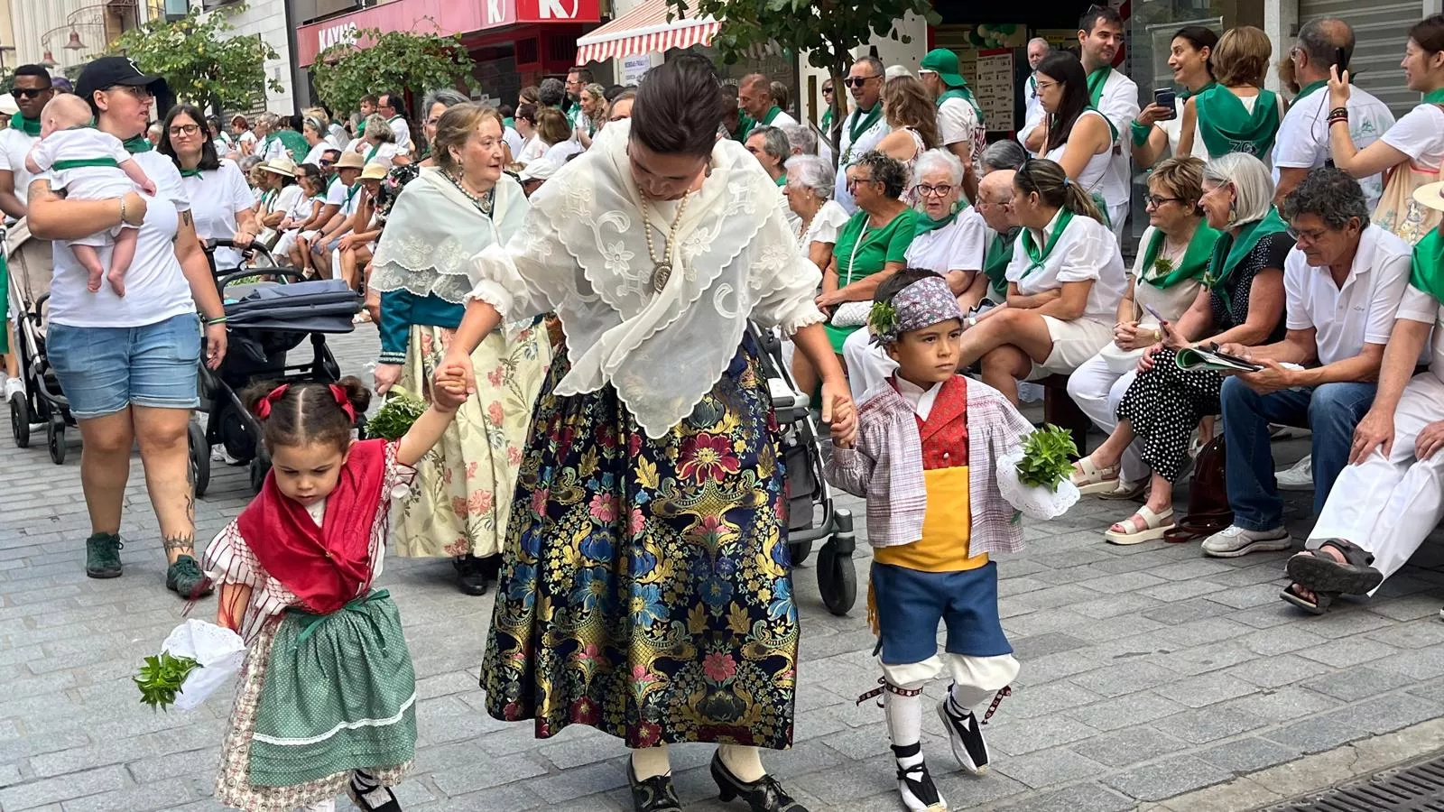 Procesión de San Lorenzo por las calles de Huesca. Foto Mercedes Manterola