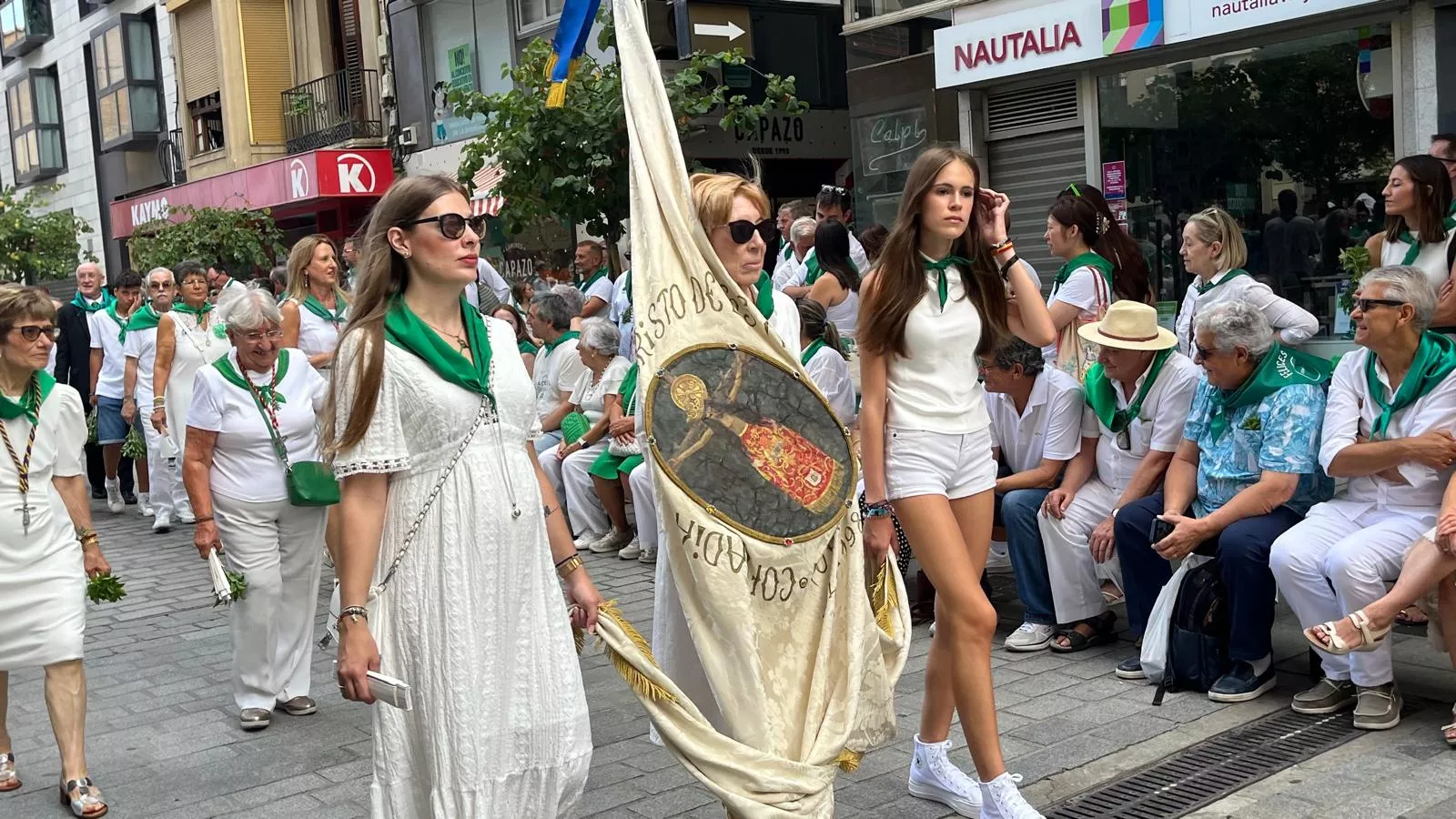 Procesión de San Lorenzo por las calles de Huesca. Foto Mercedes Manterola