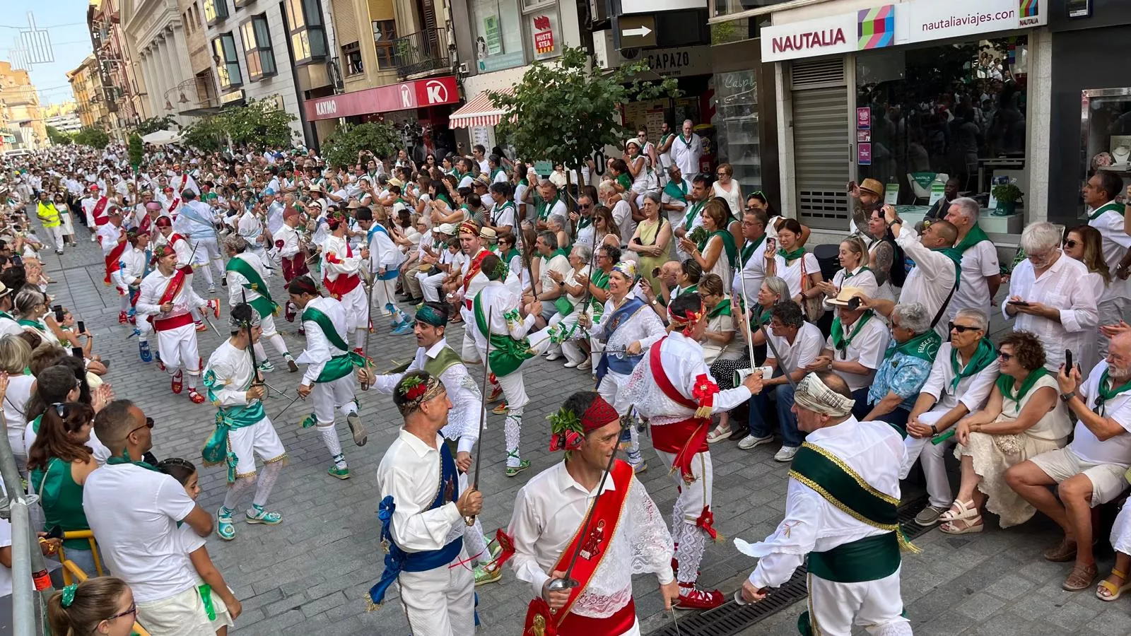 Procesión de San Lorenzo por las calles de Huesca. Foto Mercedes Manterola