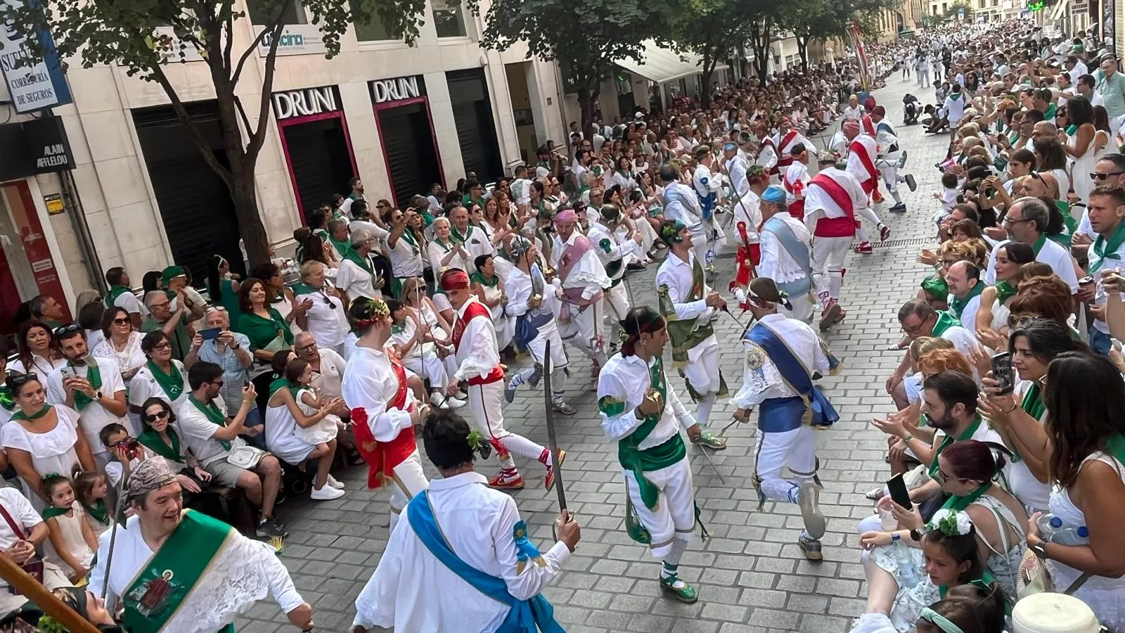 Procesión de San Lorenzo por las calles de Huesca. Foto Mercedes Manterola
