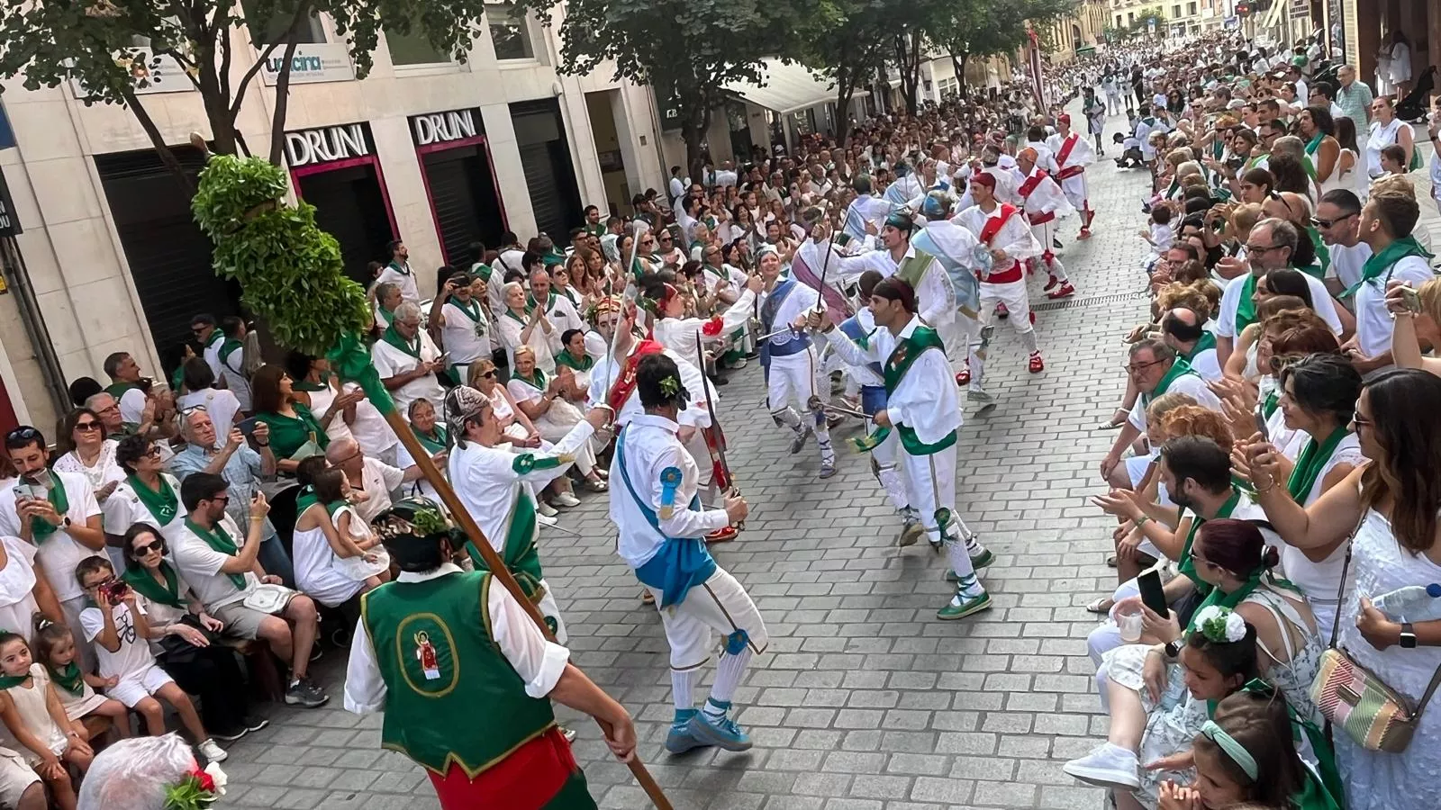 Procesión de San Lorenzo por las calles de Huesca. Foto Mercedes Manterola