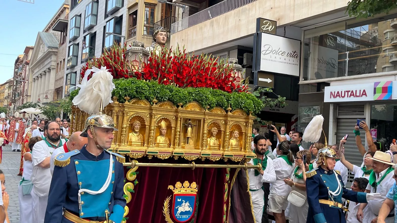 San Lorenzo vuelve a bendecir las calles de Huesca en una procesión multitudinaria y emotiva