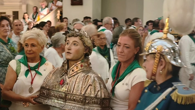 Carmen Urzola y Juncal Guirao con el busto del santo Carmen Urzola y Juncal Guirao con el busto del santo