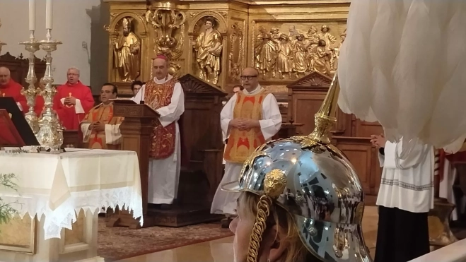 Los obispos durante la Eucaristía Los obispos durante la Eucaristía