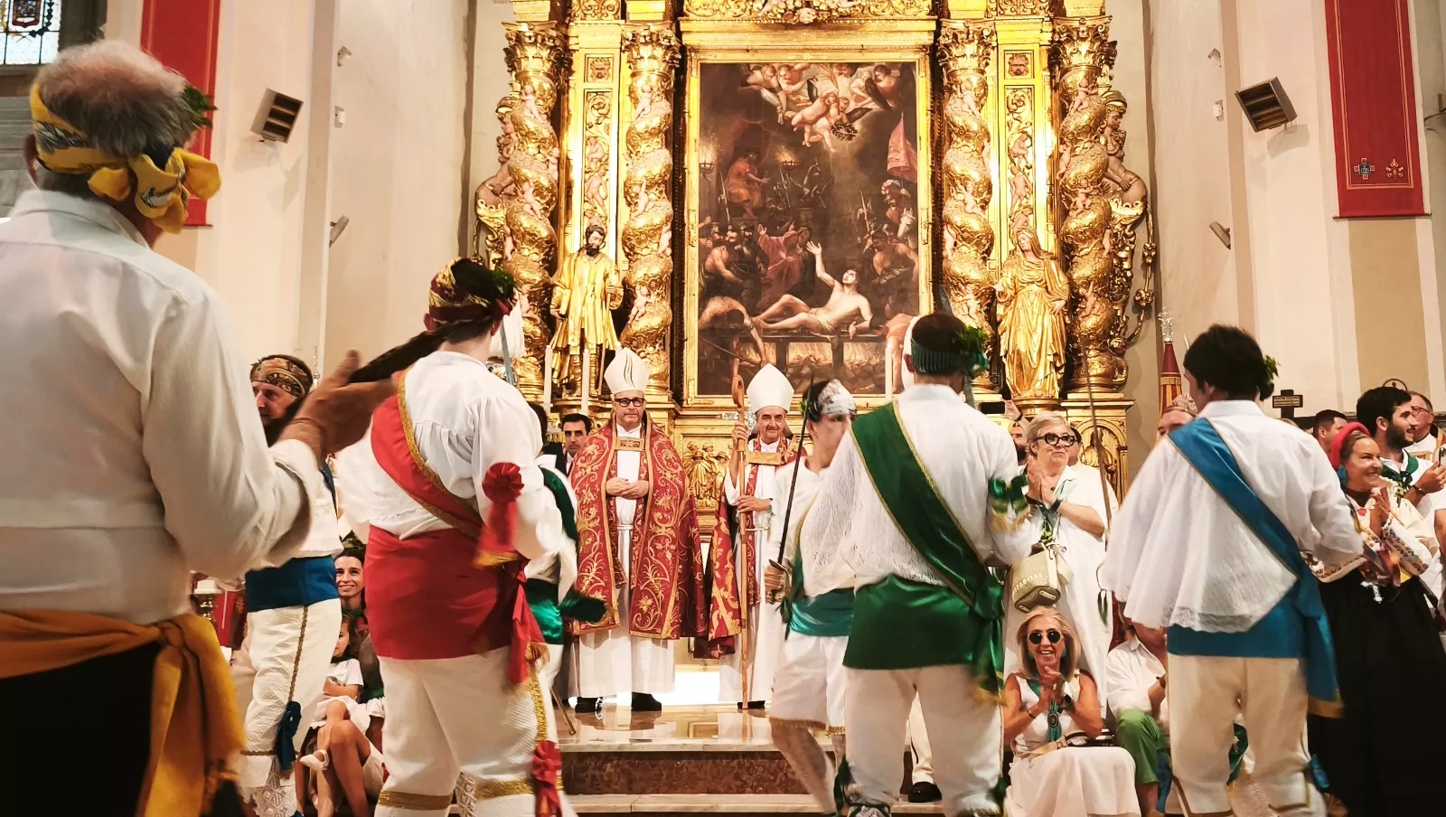 Los Danzantes ante los obispos antes de la Misa Pontifical