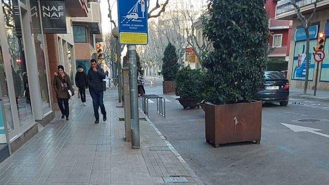Calle Alcoraz esta misma mañana, otro ejemplo de incoherencia urbanística Calle Alcoraz esta misma mañana, otro ejemplo de incoherencia urbanística