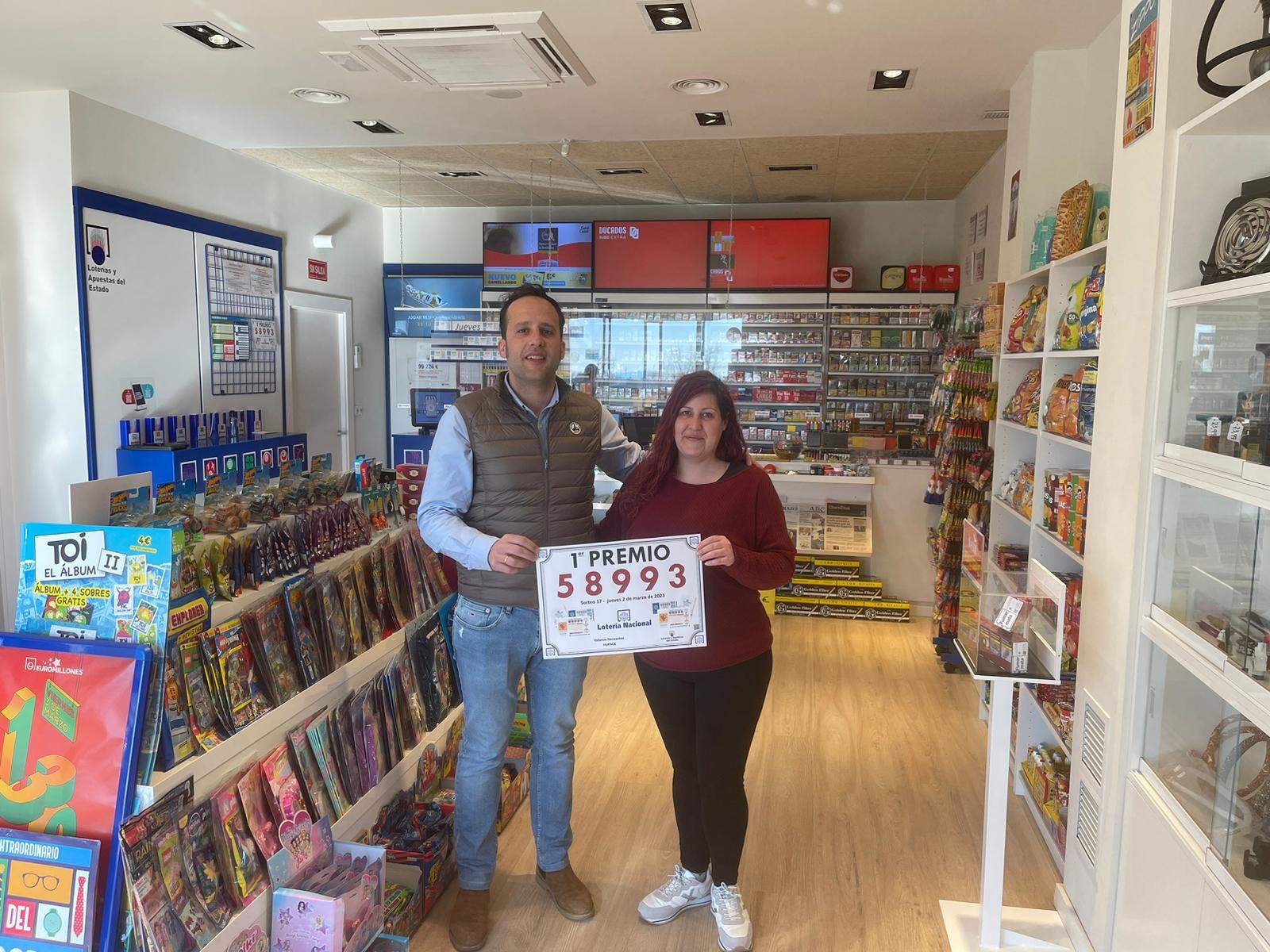 Los responsables de la administración, con el cartel del número premiado