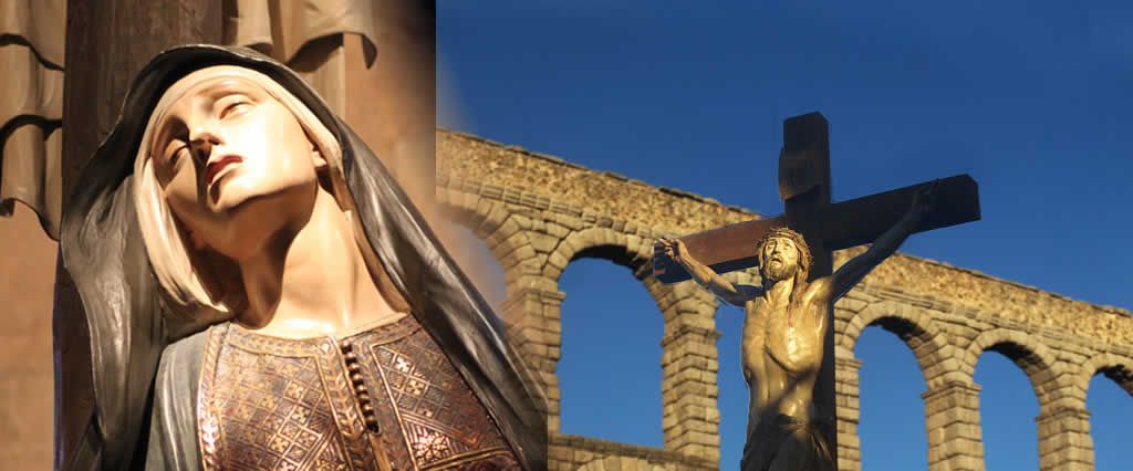 Una imagen característica de la Semana Santa Segoviana con el acueducto de fondo