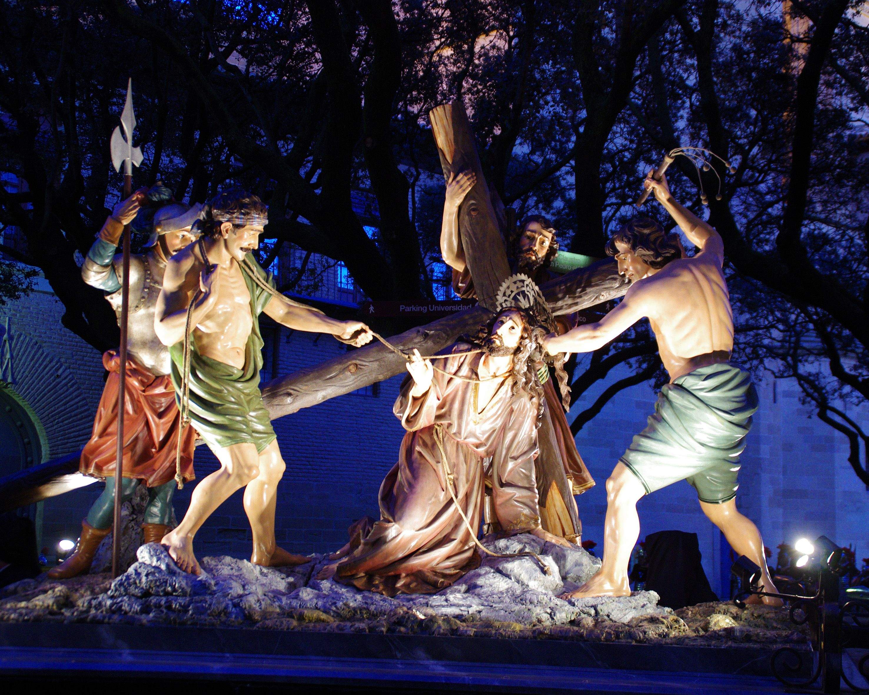 Paso de la Semana Santa oscense.