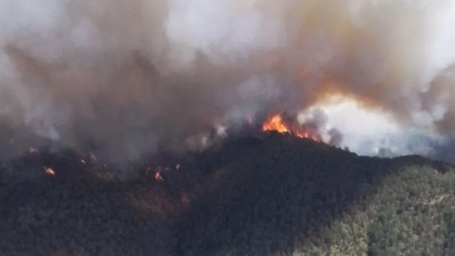 Imagen del incendio en el término de las Peñas de Riglos. Imagen del incendio en el término de las Peñas de Riglos.