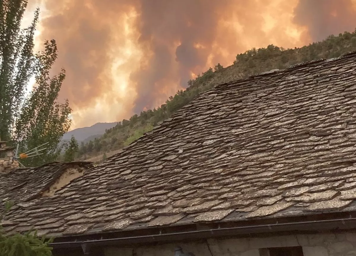 El incendio en el término de las Peñas de Riglos visto desde Osia.