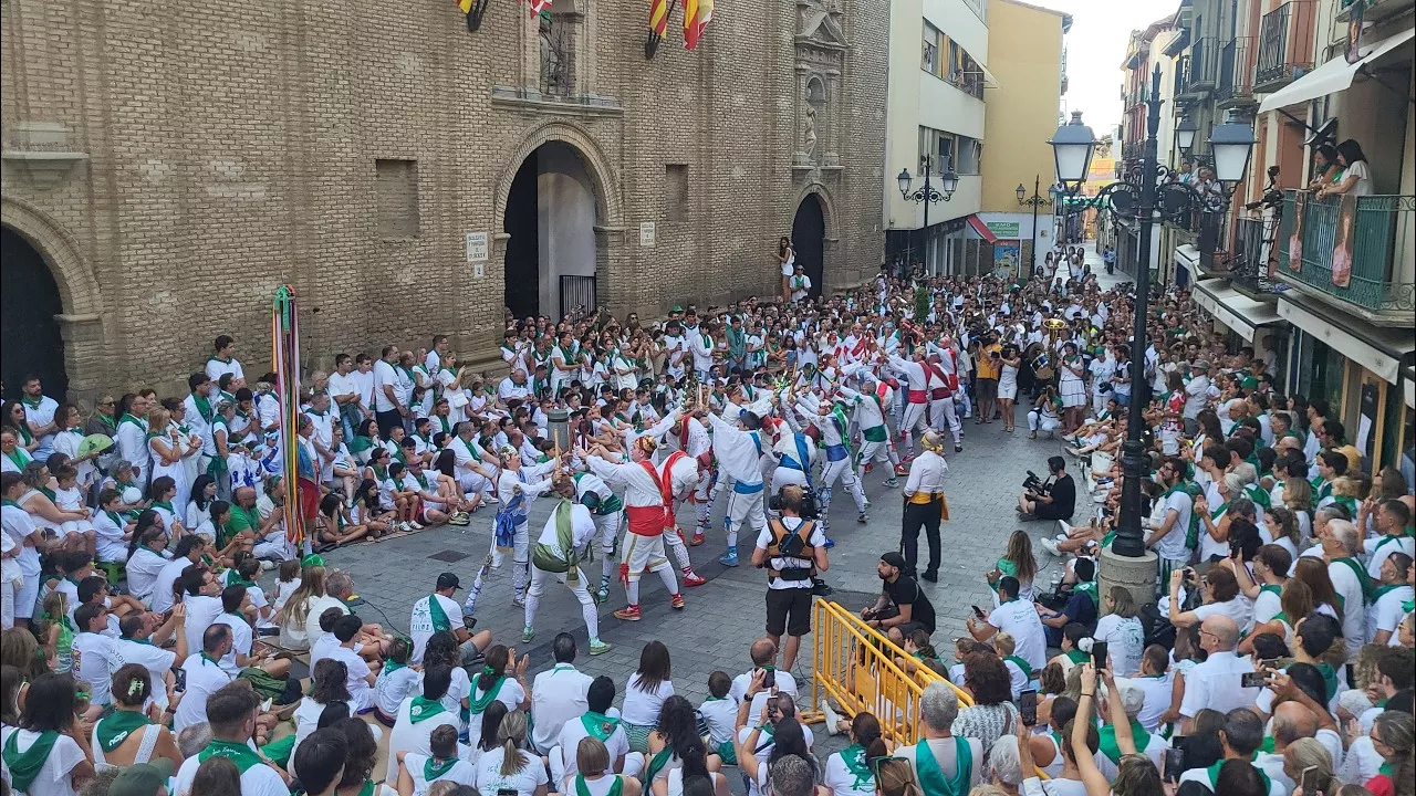 Todos los bailes de los Danzantes de Huesca ante San Lorenzo