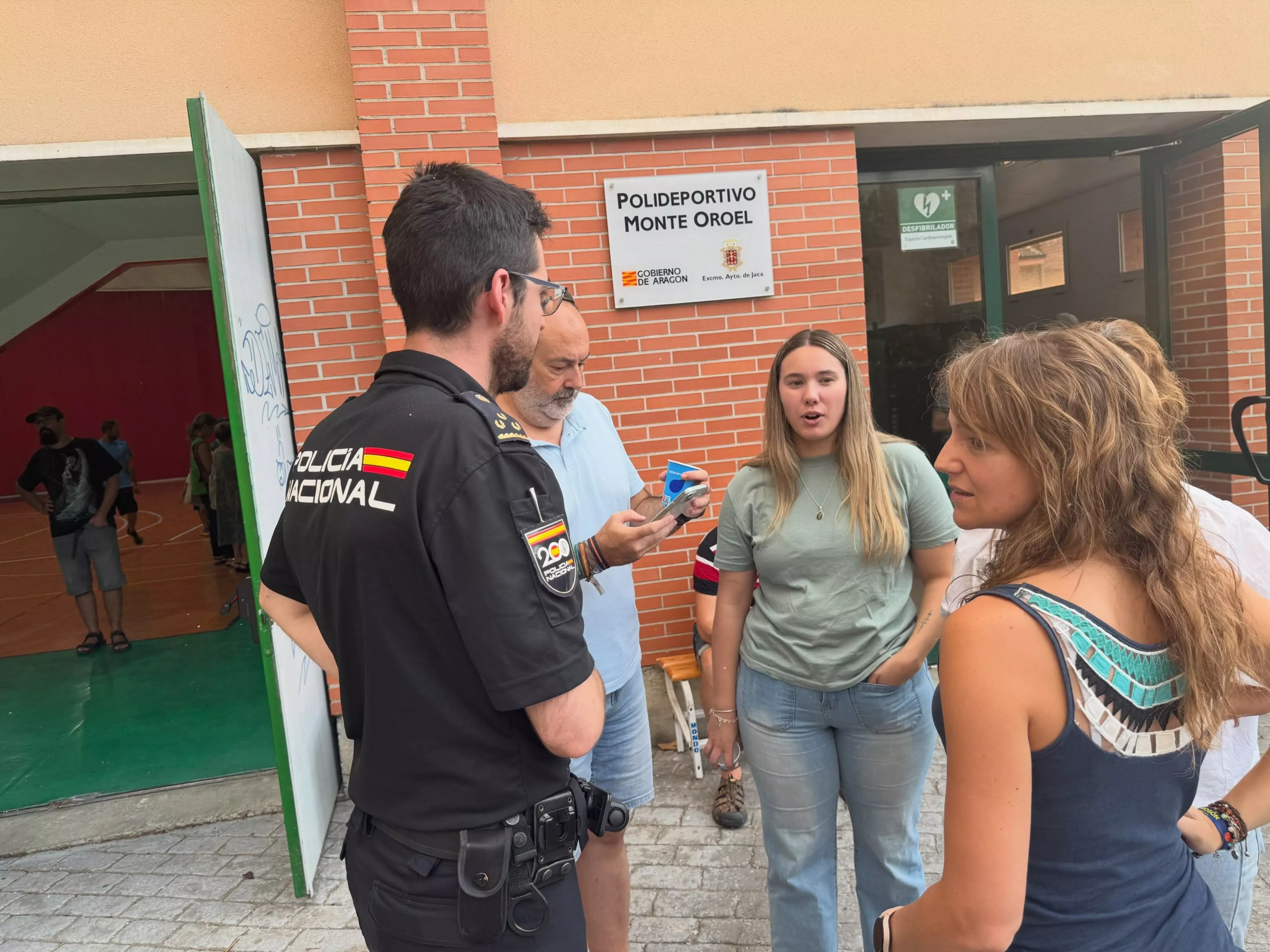 Desalojados por el incendio de Peñas de Riglos han sido recibidos en el pabellón Monte Oroel de Jaca. Foto Ayuntamiento de Jaca