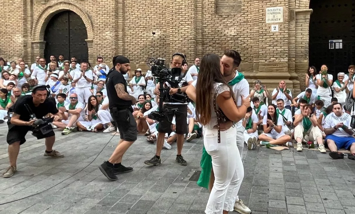 Cámaras de Aragón Televisión en la pedida de mano previa al acto de los Danzantes.