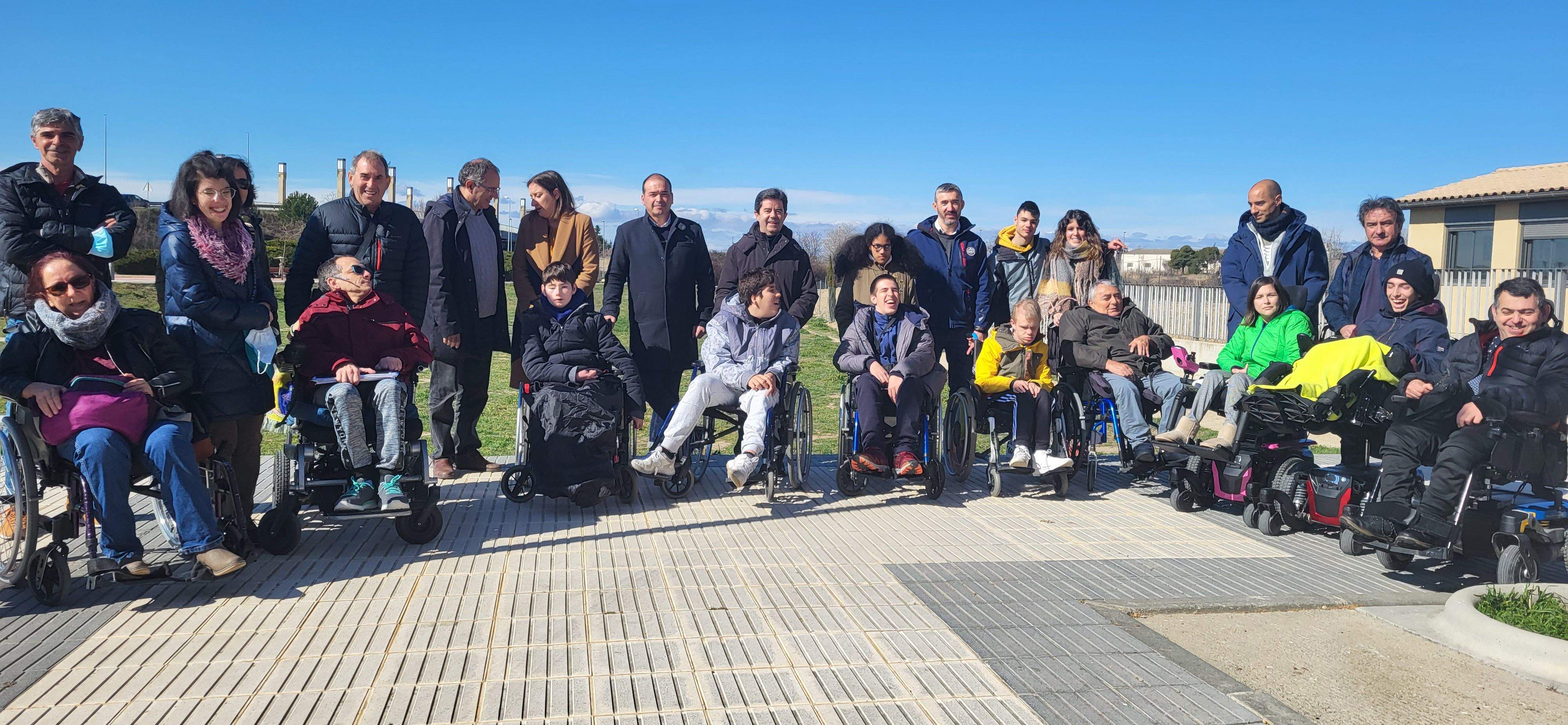 Foto de familia junto al terreno donde Aspace Huesca va a construir una residencia. Foto Myriam Martínez