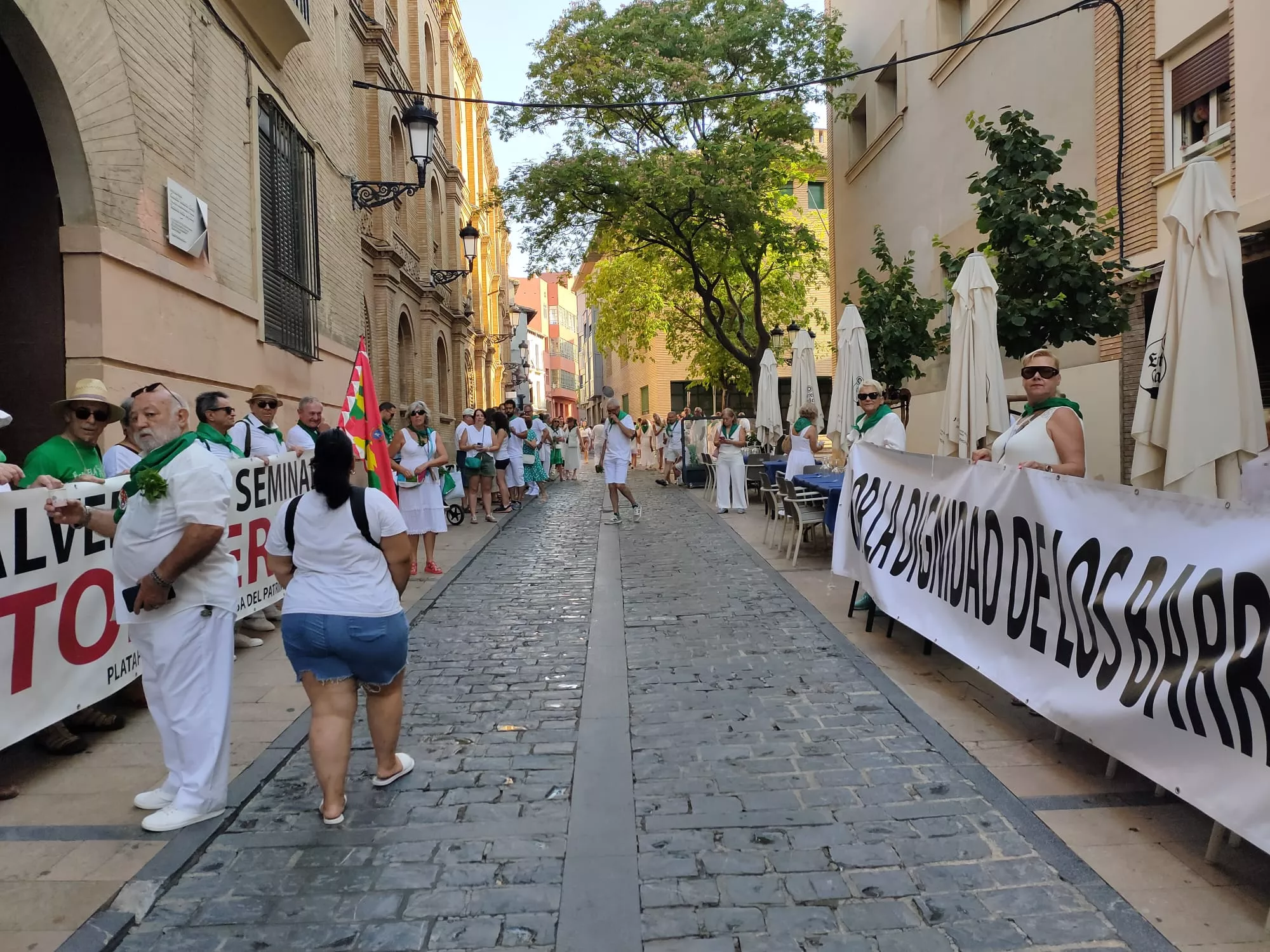 Los colectivos patrimoniales y vecinales hacen oír sus reivindicaciones ante la Corporación en la Procesión de San Lorenzo.
