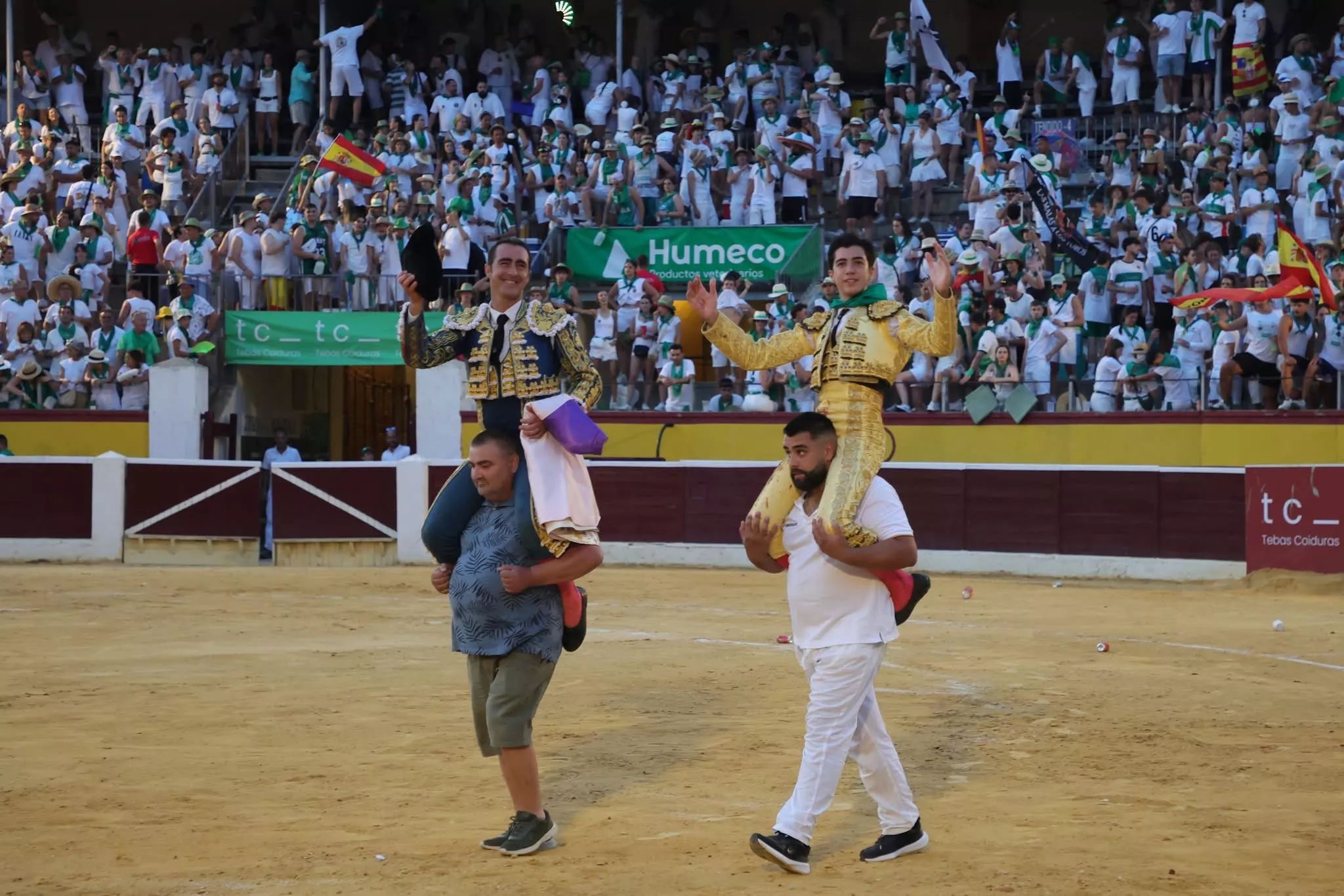 Marco Pérez, a hombros junto a El Fandi en Huesca. Foto: Tauroemoción
