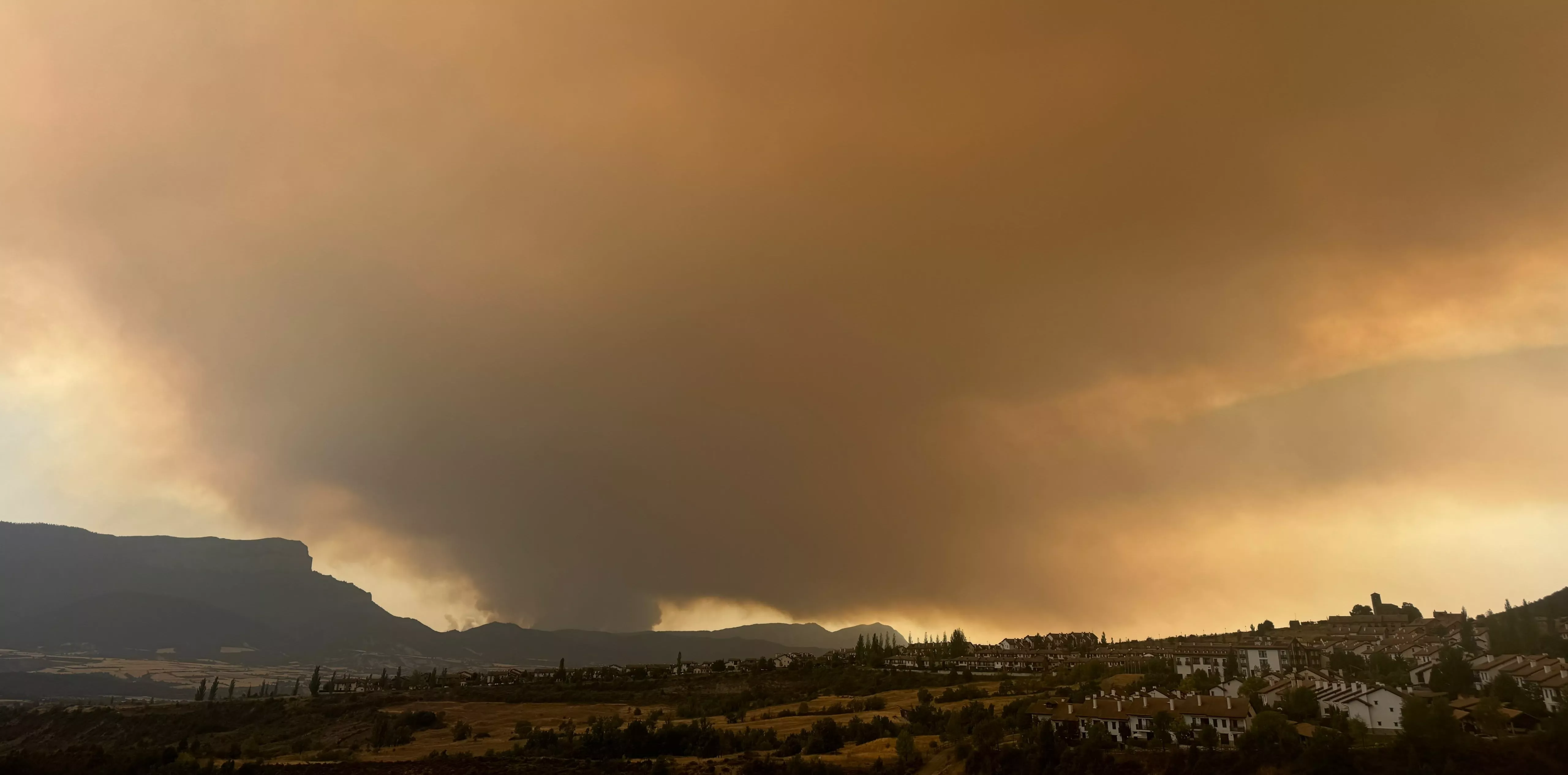 El incendio de Riglos alcanza las 3.600 hectáreas y obliga a evacuar también Arbués.