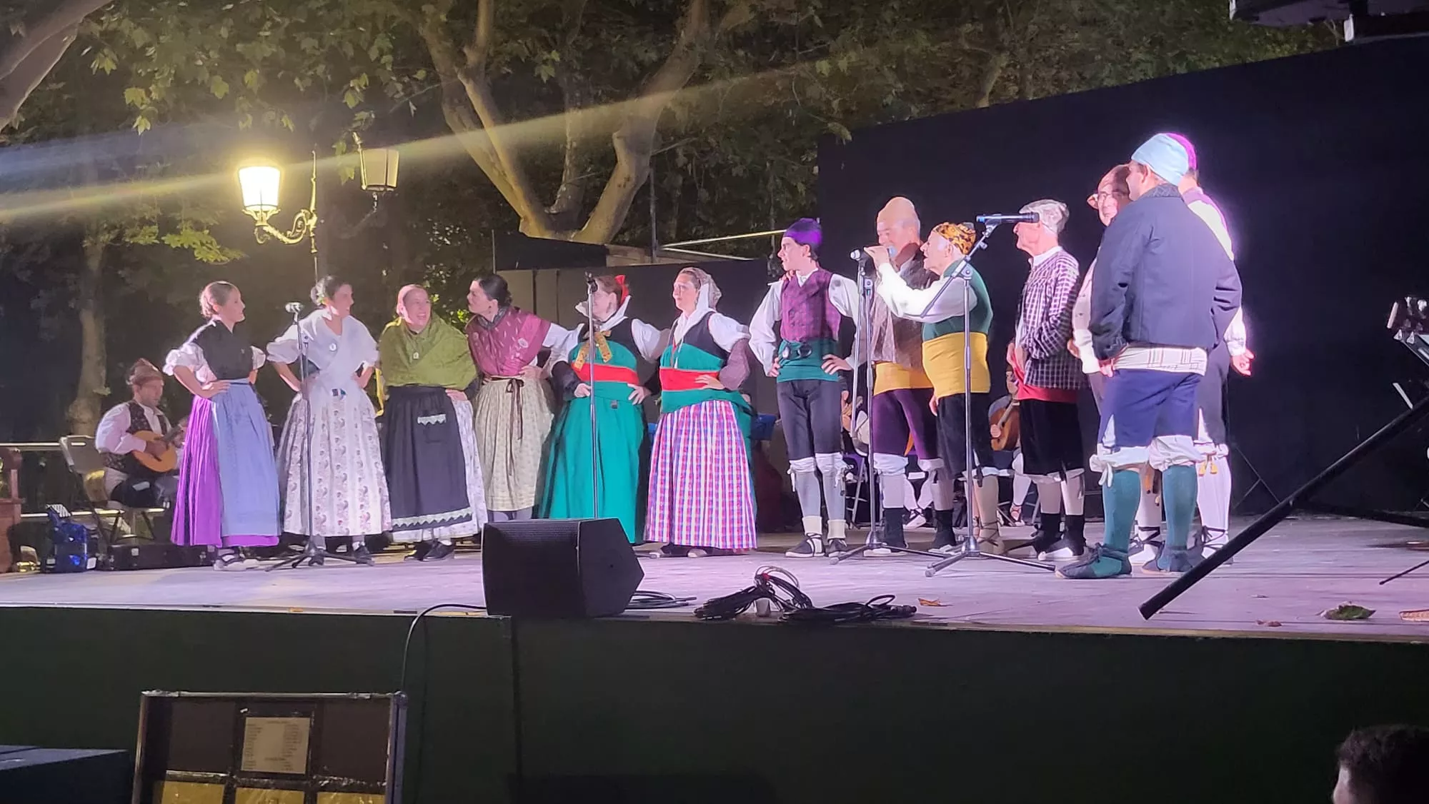 Actuación de la Agrupación Folklórica Santa Cecilia en el Parque Miguel Servet de Huesca