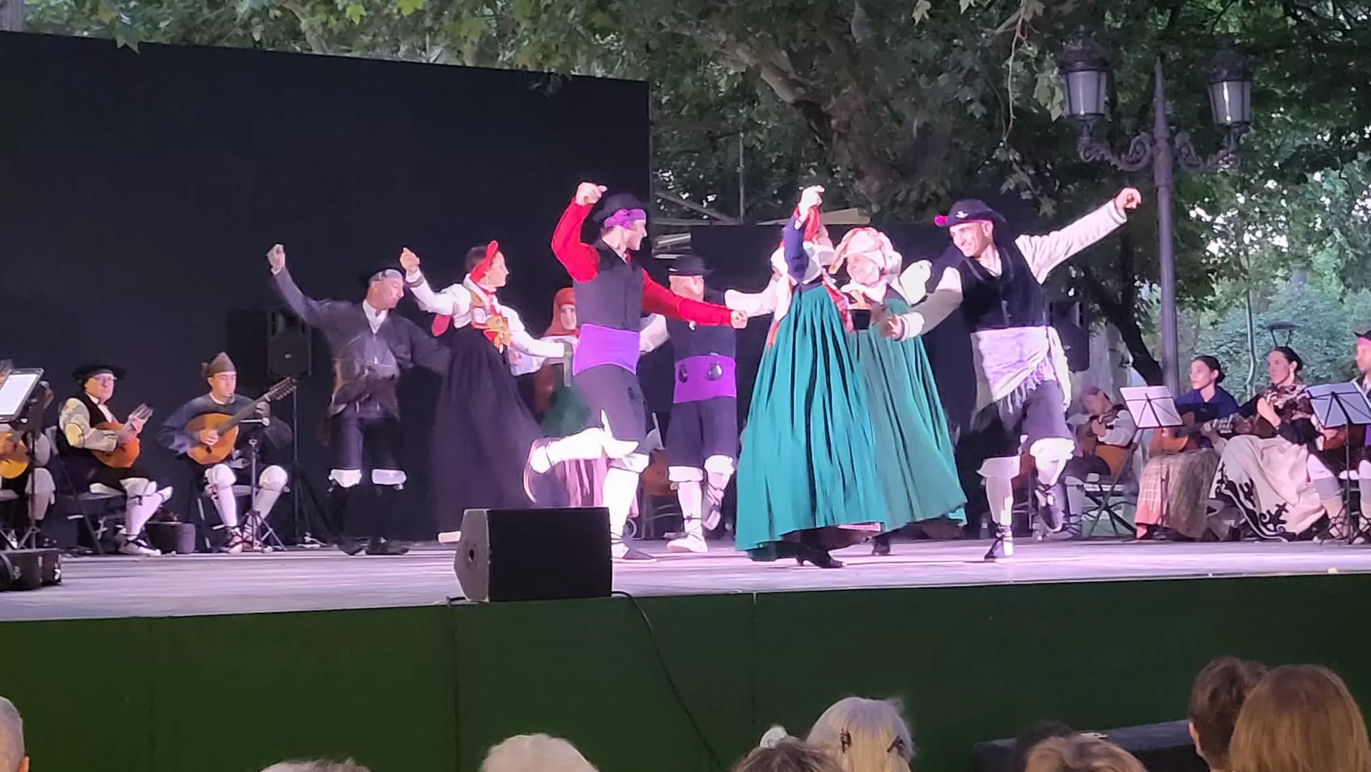 Actuación de la Agrupación Folklórica Santa Cecilia en el Parque Miguel Servet de Huesca
