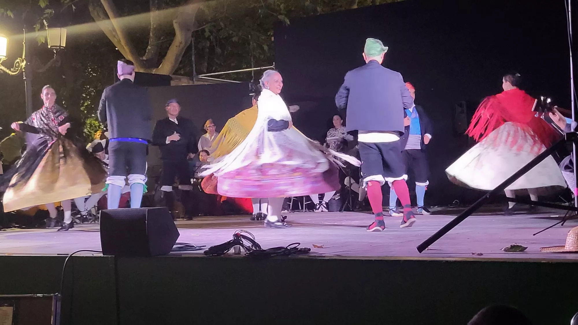 Actuación de la Agrupación Folklórica Santa Cecilia en el Parque Miguel Servet de Huesca