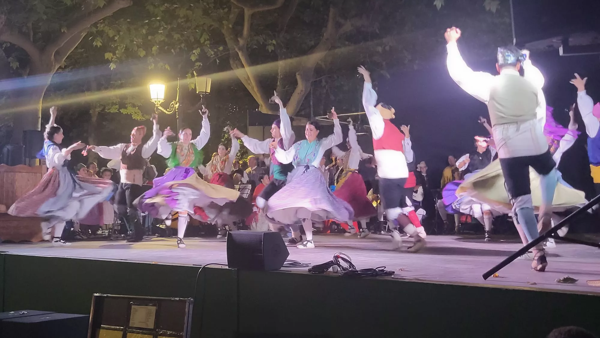 Actuación de la Agrupación Folklórica Santa Cecilia en el Parque Miguel Servet de Huesca
