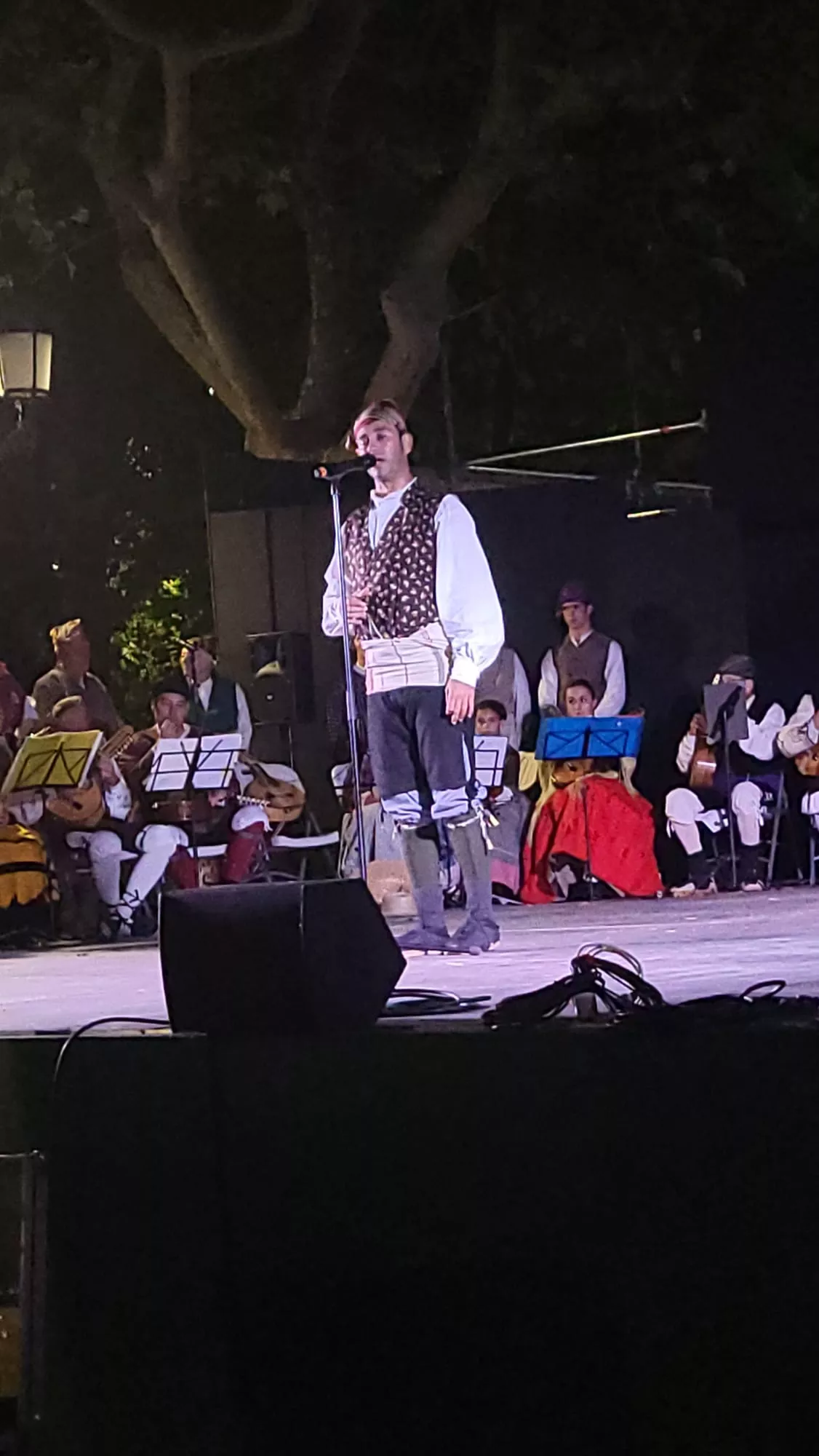 Actuación de la Agrupación Folklórica Santa Cecilia en el Parque Miguel Servet de Huesca