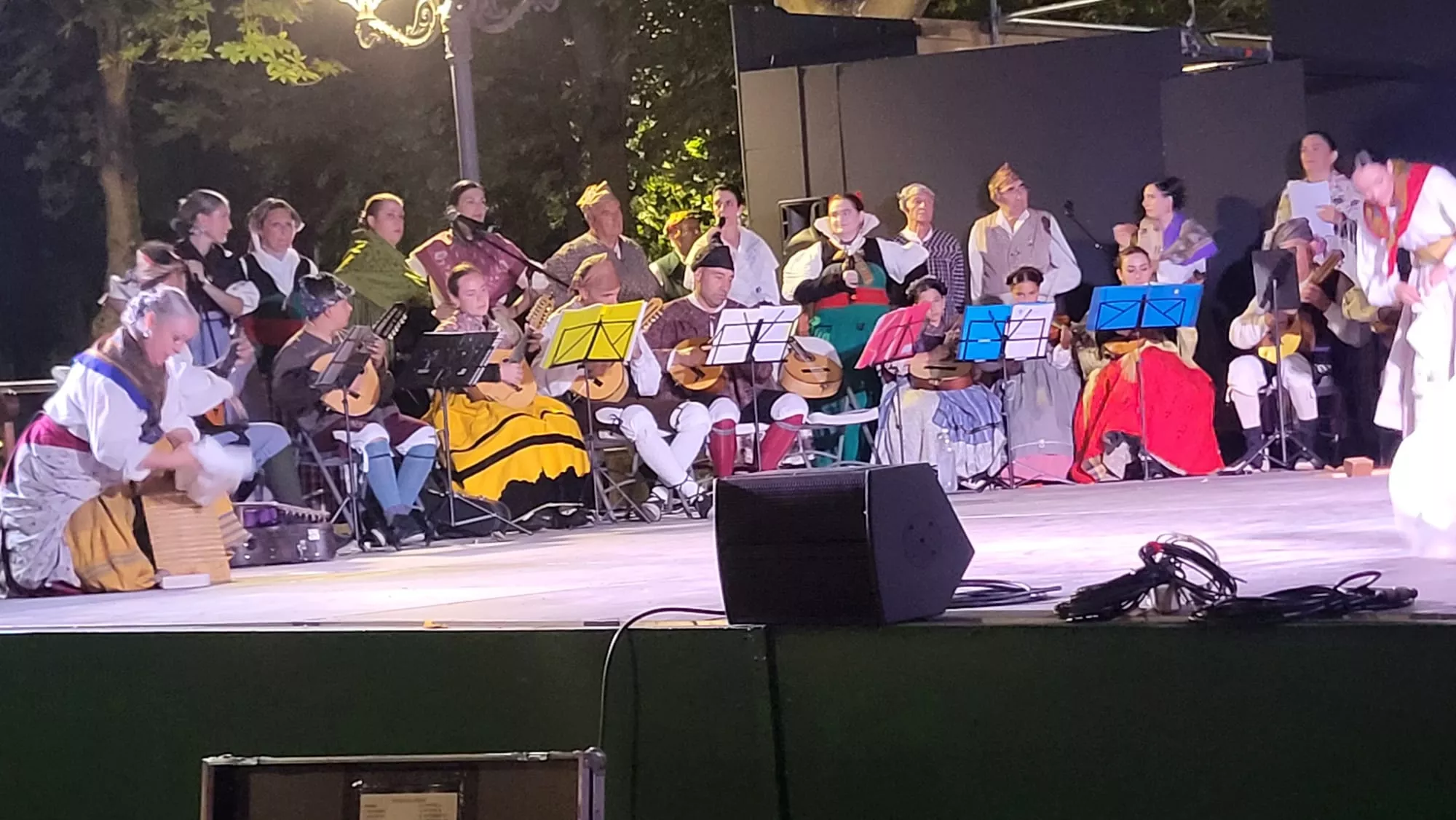 Actuación de la Agrupación Folklórica Santa Cecilia en el Parque Miguel Servet de Huesca