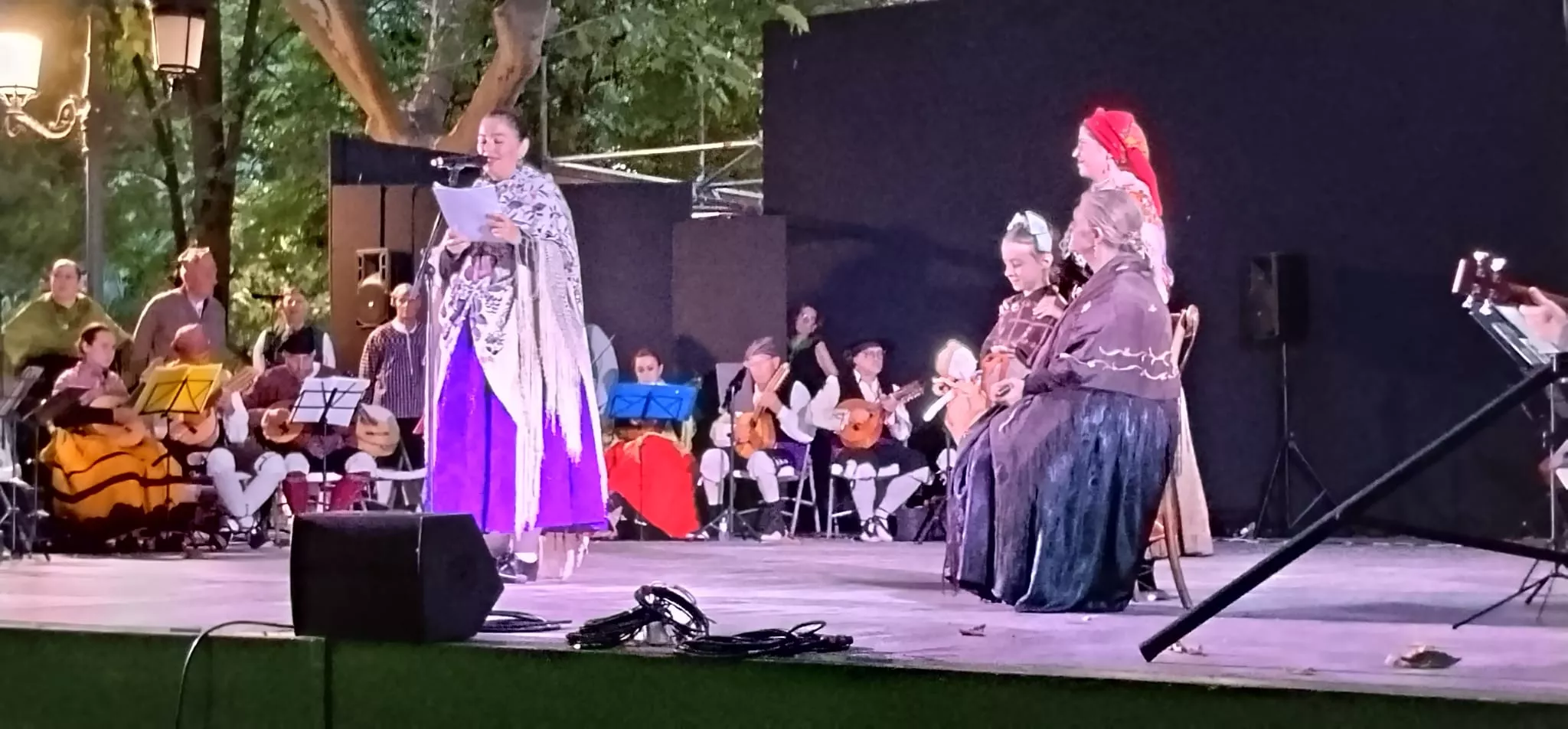 Actuación de la Agrupación Folklórica Santa Cecilia en el Parque Miguel Servet de Huesca