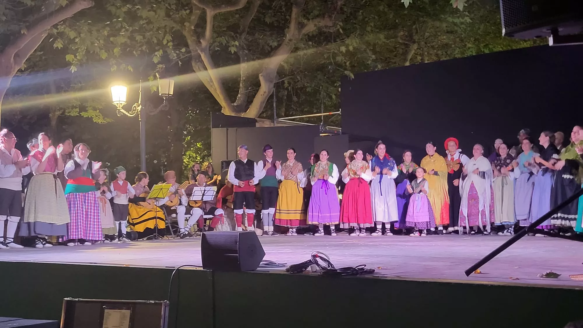 Actuación de la Agrupación Folklórica Santa Cecilia en el Parque Miguel Servet de Huesca
