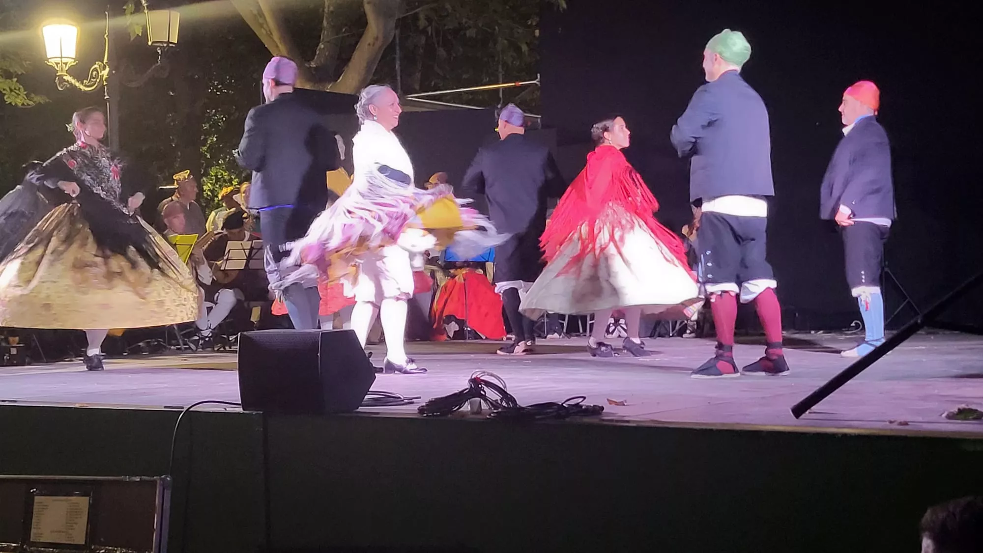 Actuación de la Agrupación Folklórica Santa Cecilia en el Parque Miguel Servet de Huesca