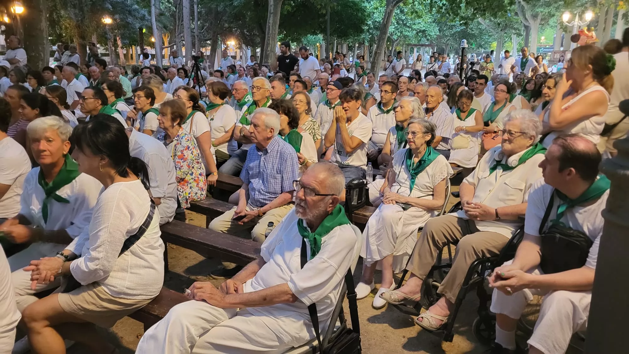 Actuación de la Agrupación Folklórica Santa Cecilia en el Parque Miguel Servet de Huesca