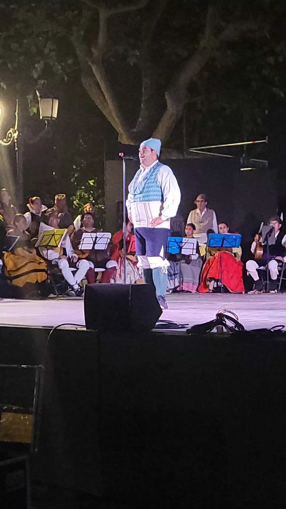 Actuación de la Agrupación Folklórica Santa Cecilia en el Parque Miguel Servet de Huesca