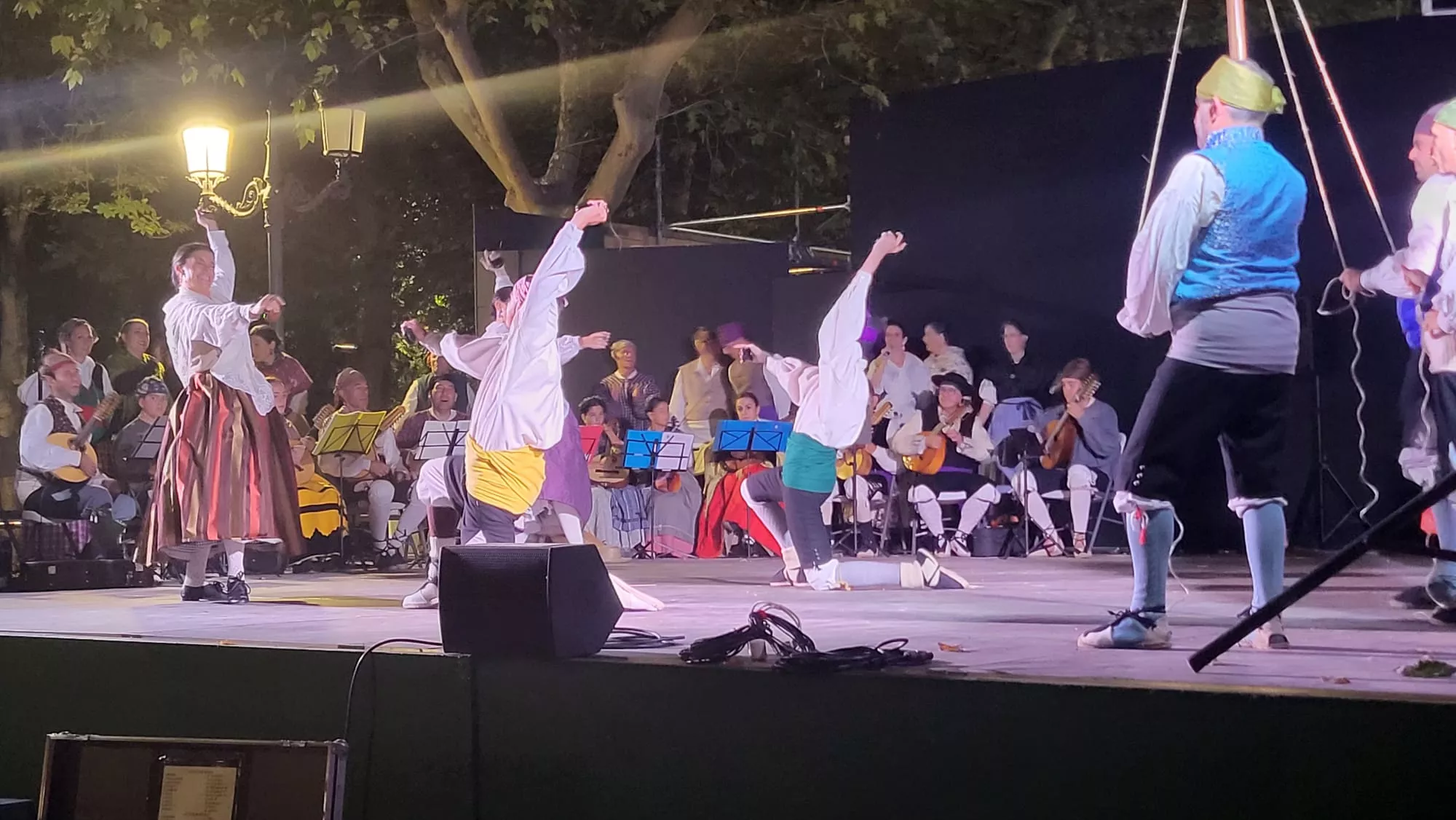 Actuación de la Agrupación Folklórica Santa Cecilia en el Parque Miguel Servet de Huesca