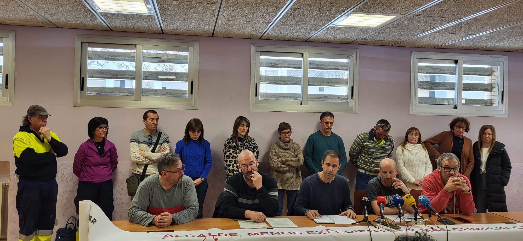Representantes de los trabajadores del Ayuntamiento de Huesca durante una rueda de prensa