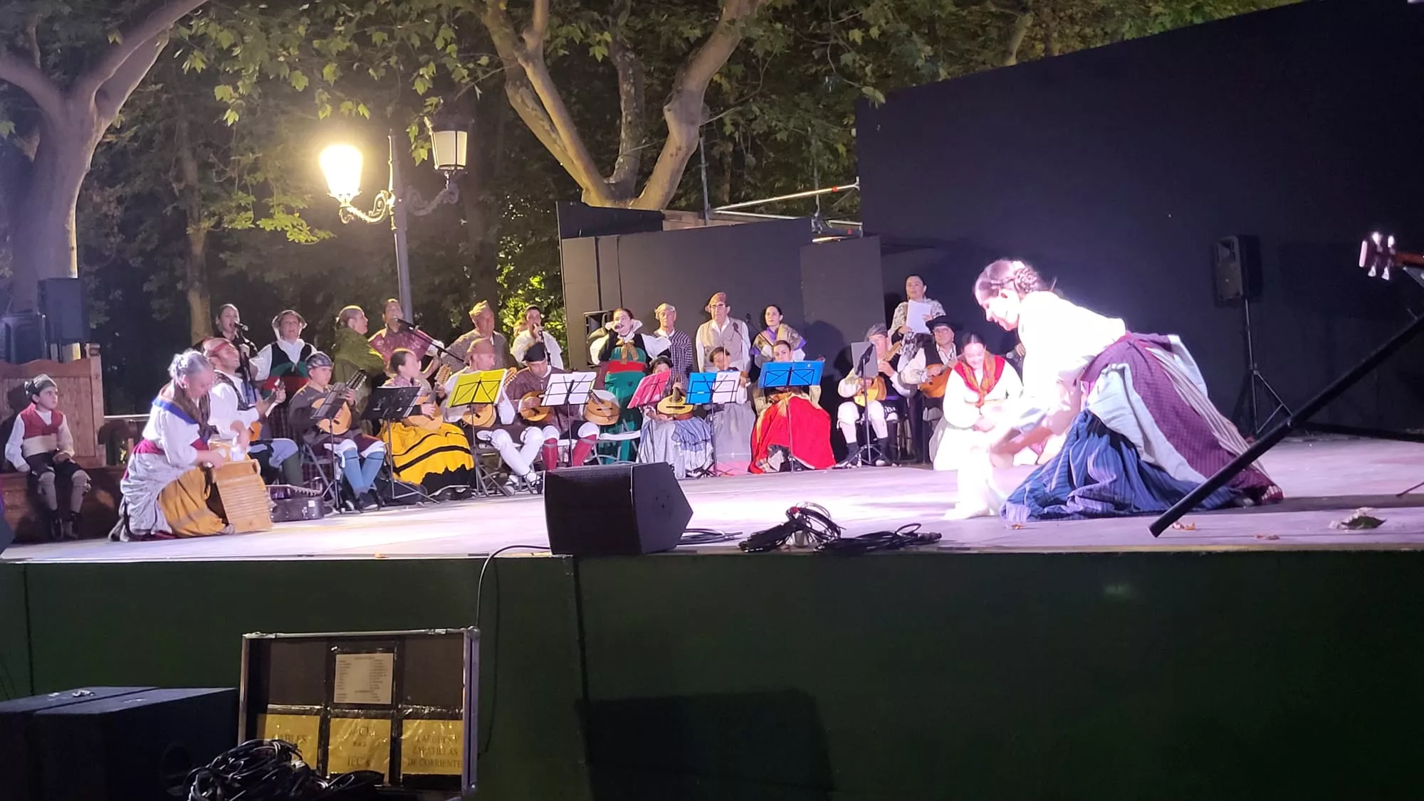 Actuación de la Agrupación Folklórica Santa Cecilia en el Parque Miguel Servet de Huesca