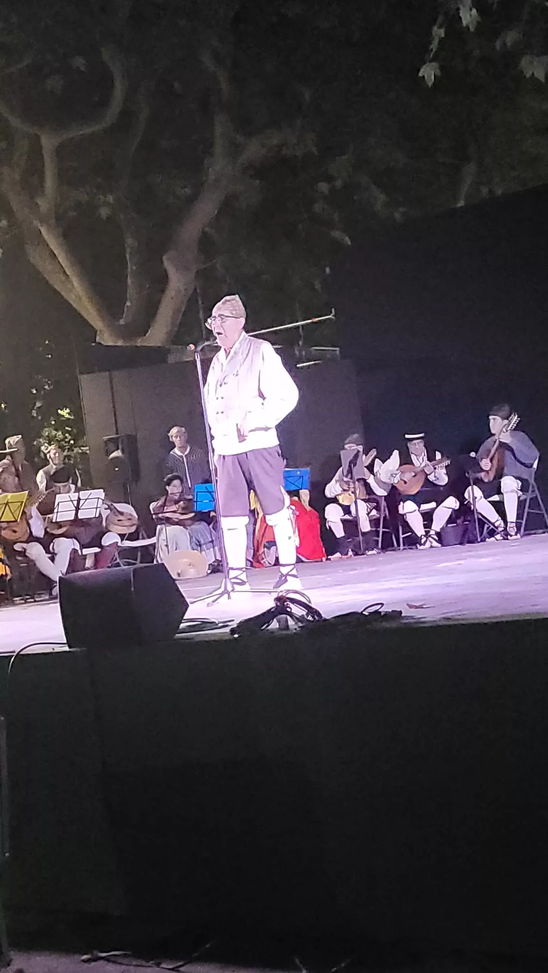 Actuación de la Agrupación Folklórica Santa Cecilia en el Parque Miguel Servet de Huesca