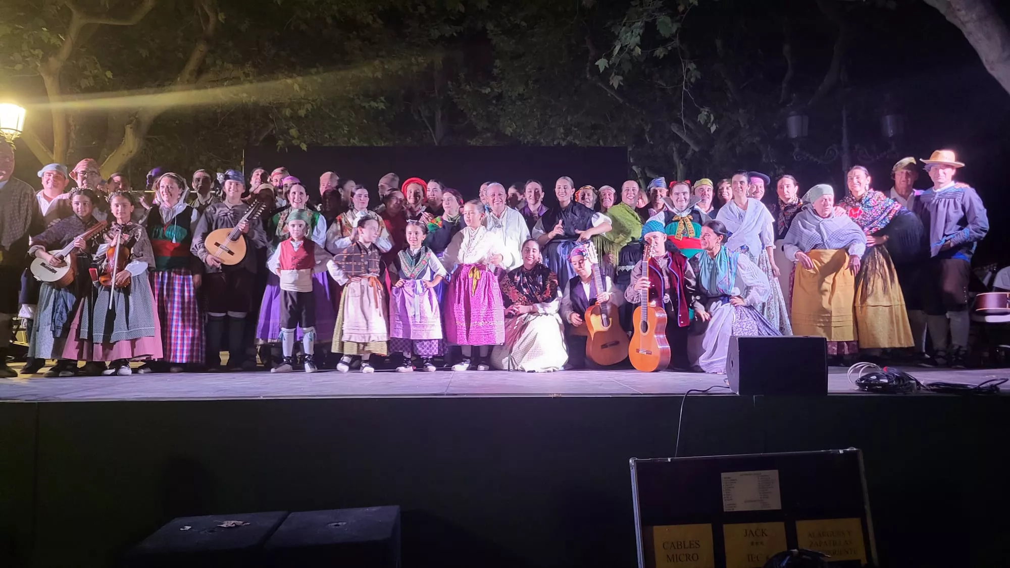 Actuación de la Agrupación Folklórica Santa Cecilia en el Parque Miguel Servet de Huesca