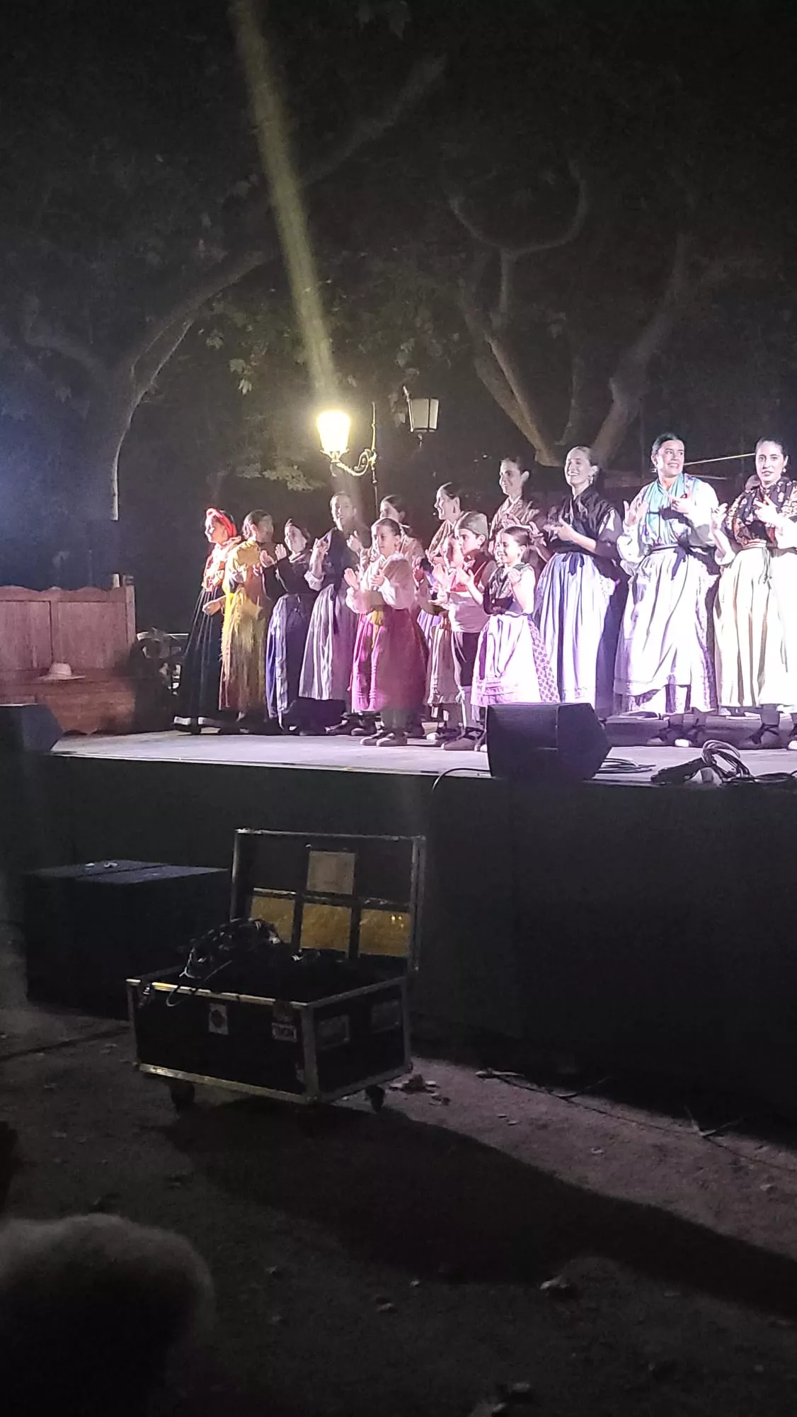 Actuación de la Agrupación Folklórica Santa Cecilia en el Parque Miguel Servet de Huesca