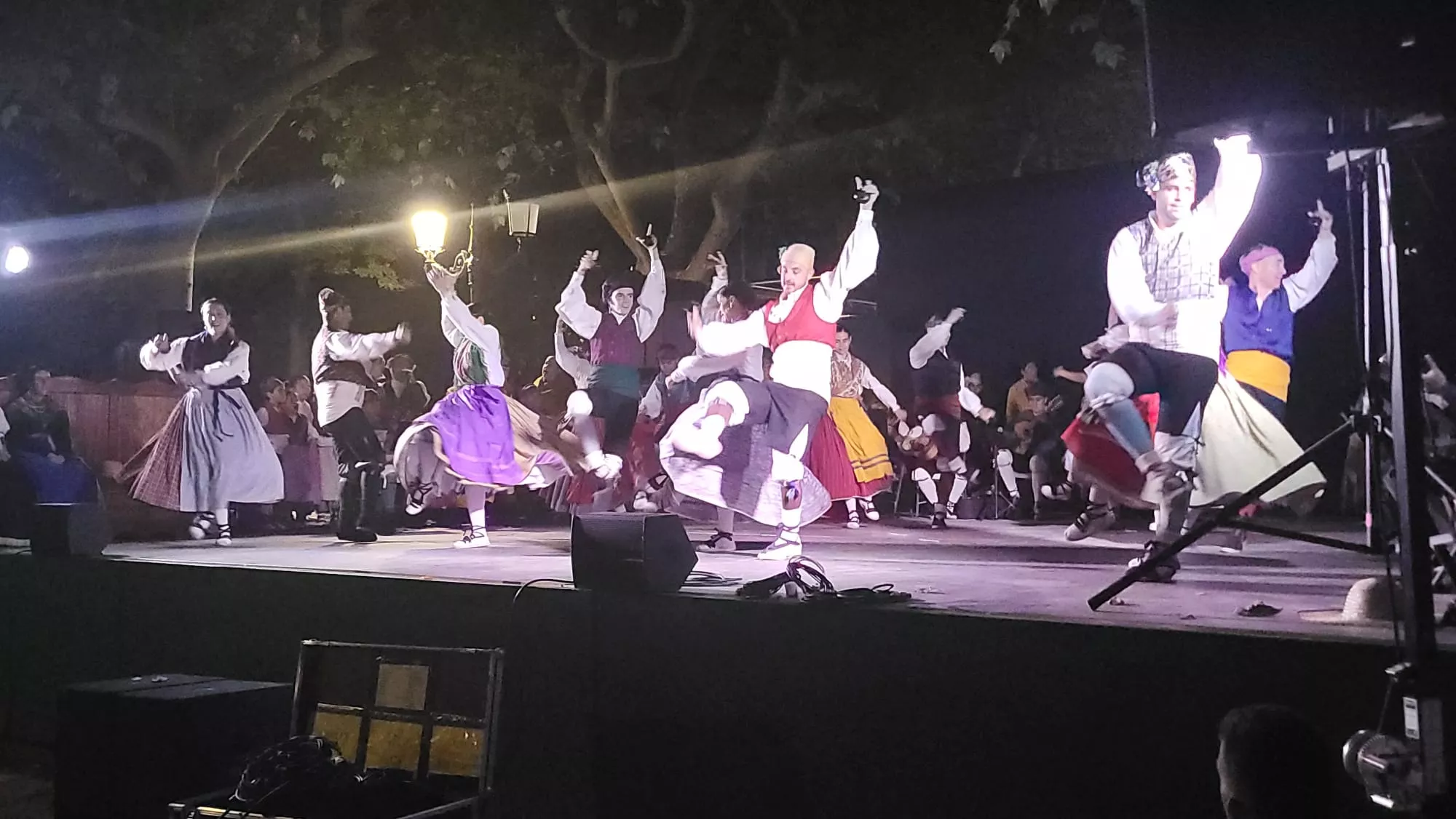 Actuación de la Agrupación Folklórica Santa Cecilia en el Parque Miguel Servet de Huesca