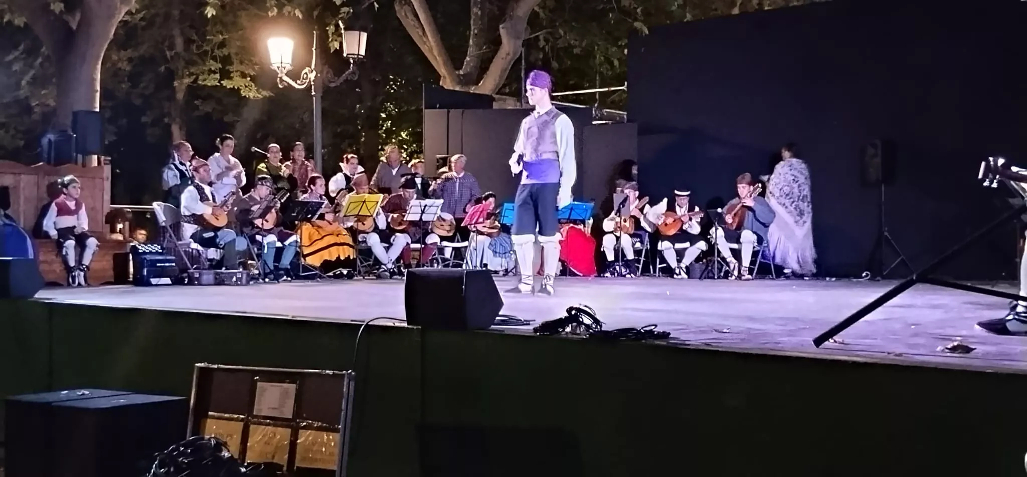 Actuación de la Agrupación Folklórica Santa Cecilia en el Parque Miguel Servet de Huesca