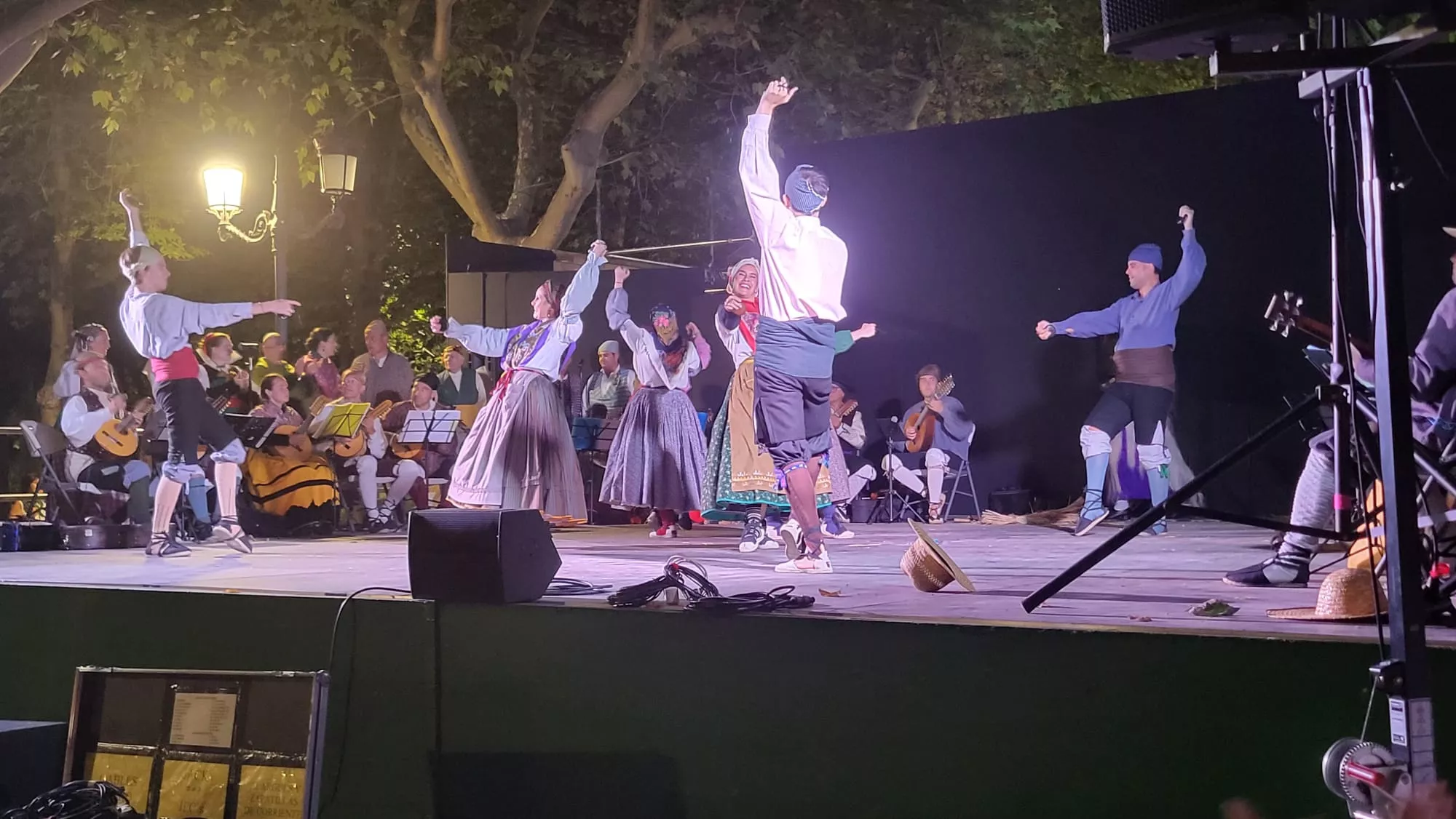 Actuación de la Agrupación Folklórica Santa Cecilia en el Parque Miguel Servet de Huesca