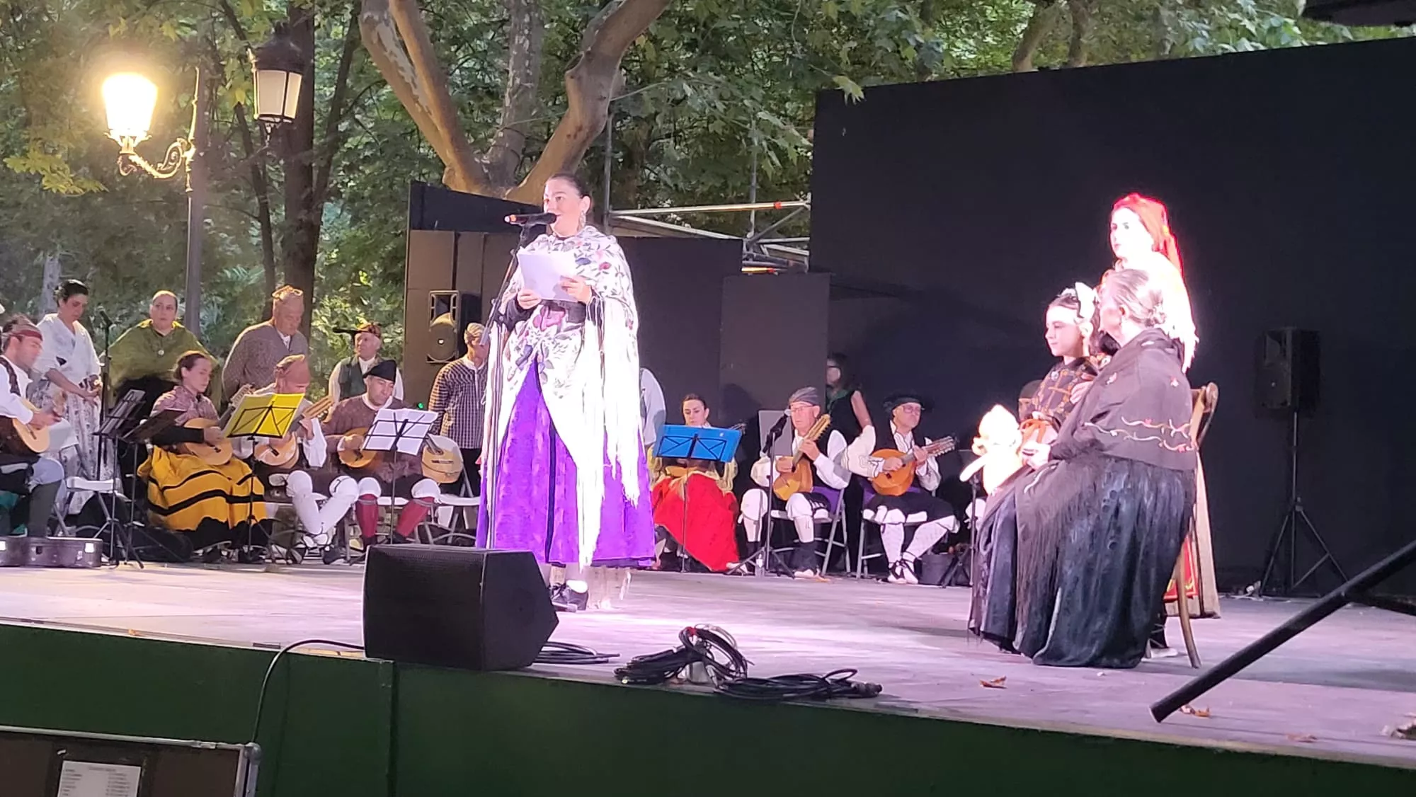 Actuación de la Agrupación Folklórica Santa Cecilia en el Parque Miguel Servet de Huesca