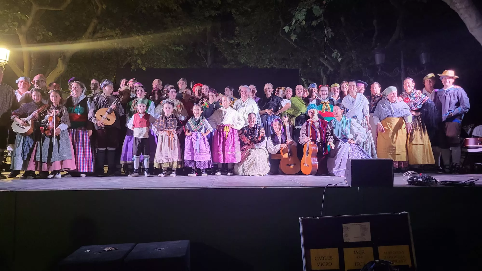 Actuación de la Agrupación Folklórica Santa Cecilia en el Parque Miguel Servet de Huesca