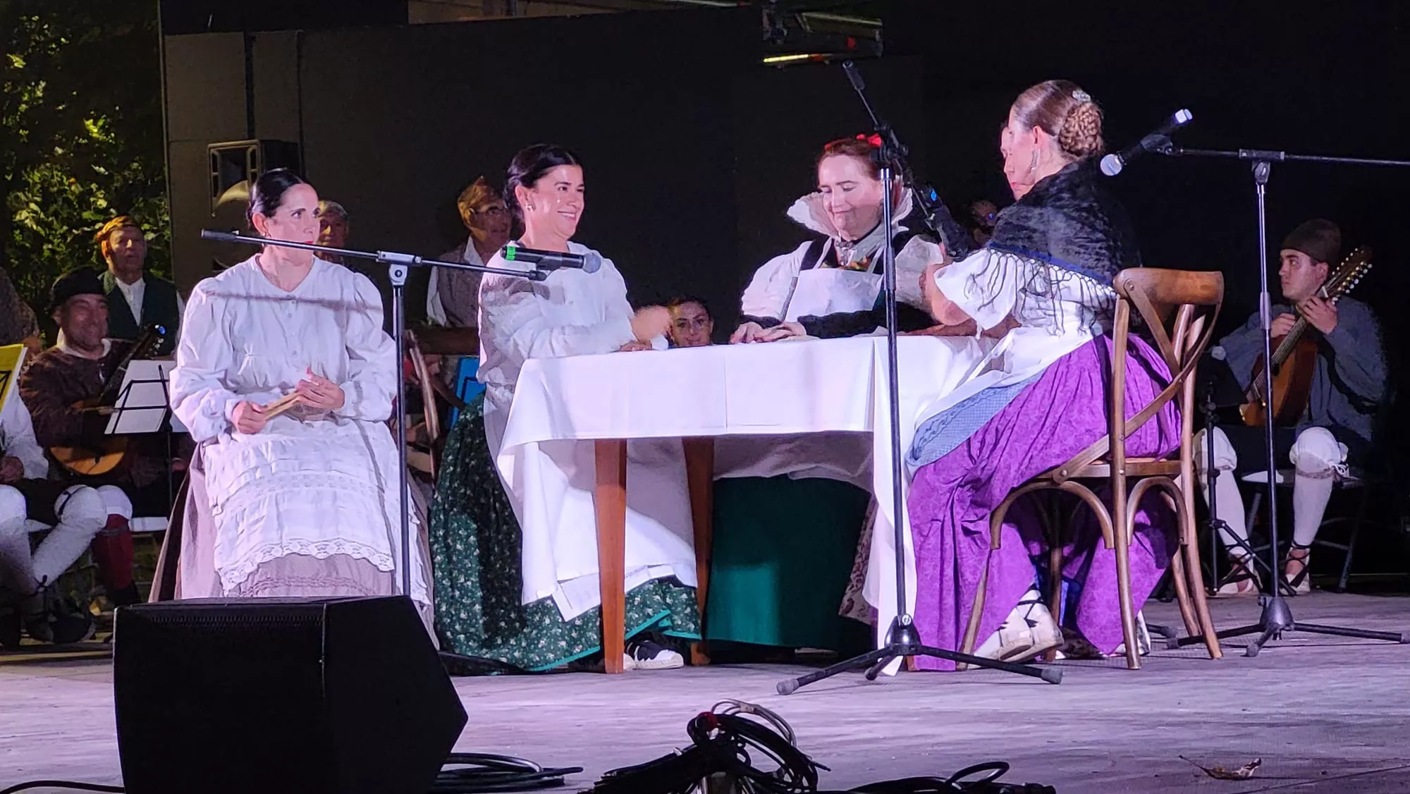 Actuación de la Agrupación Folklórica Santa Cecilia en el Parque Miguel Servet de Huesca