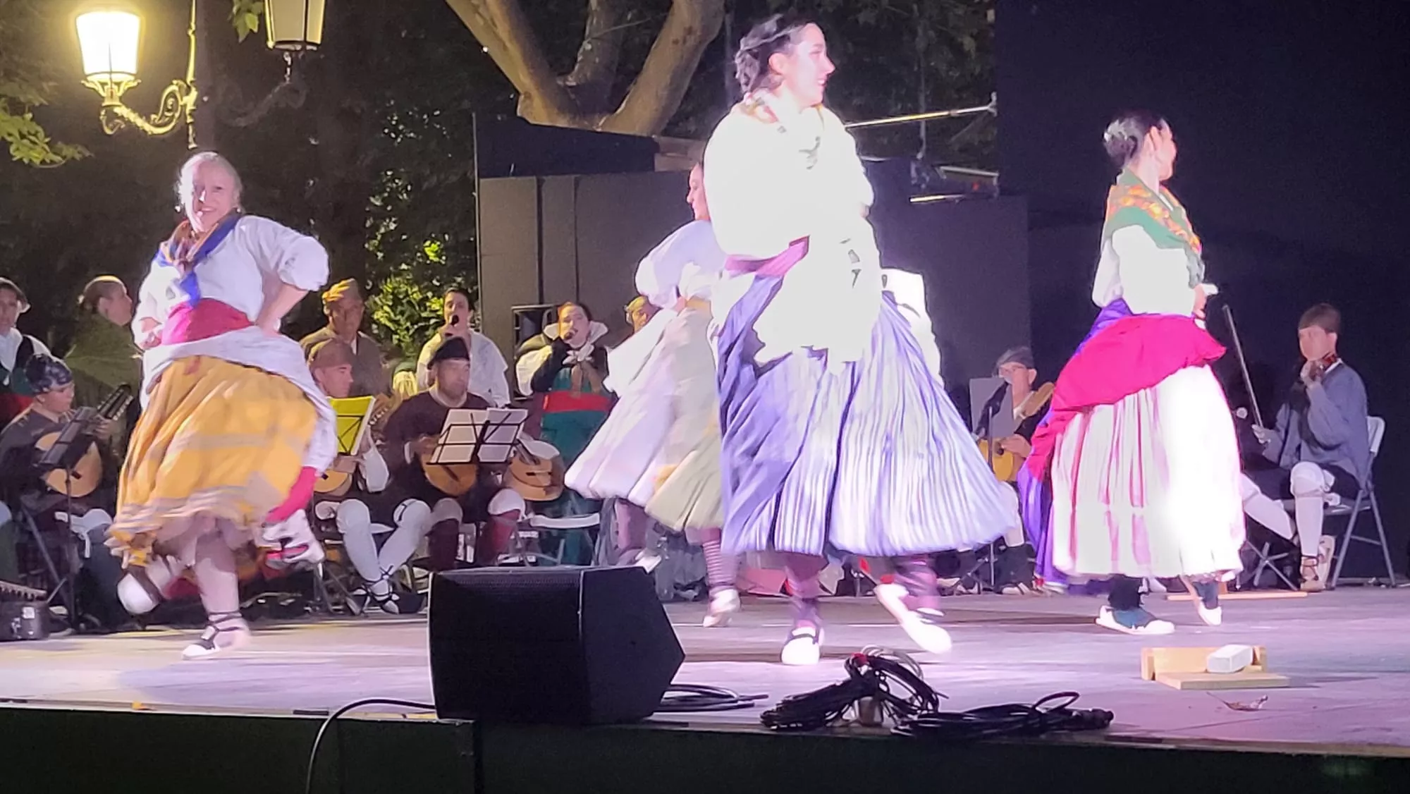 Actuación de la Agrupación Folklórica Santa Cecilia en el Parque Miguel Servet de Huesca