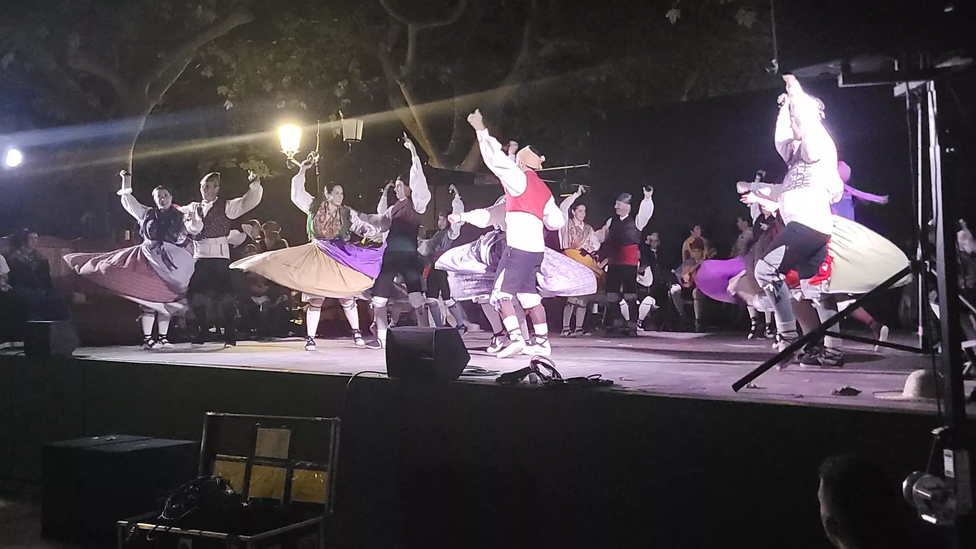 Actuación de la Agrupación Folklórica Santa Cecilia en el Parque Miguel Servet de Huesca