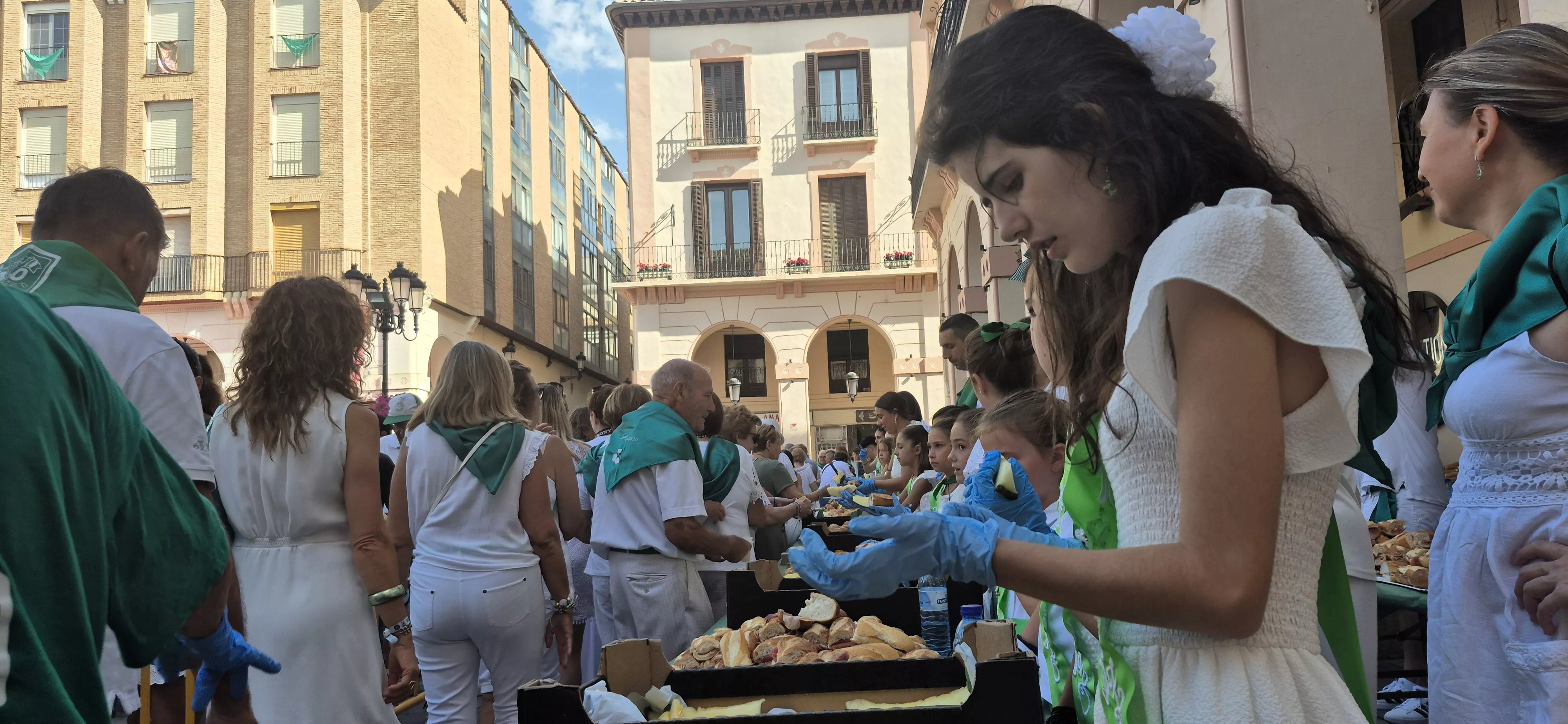 Reparto de jamón y melón en la Fiesta del Comercio. Foto Myriam Martínez