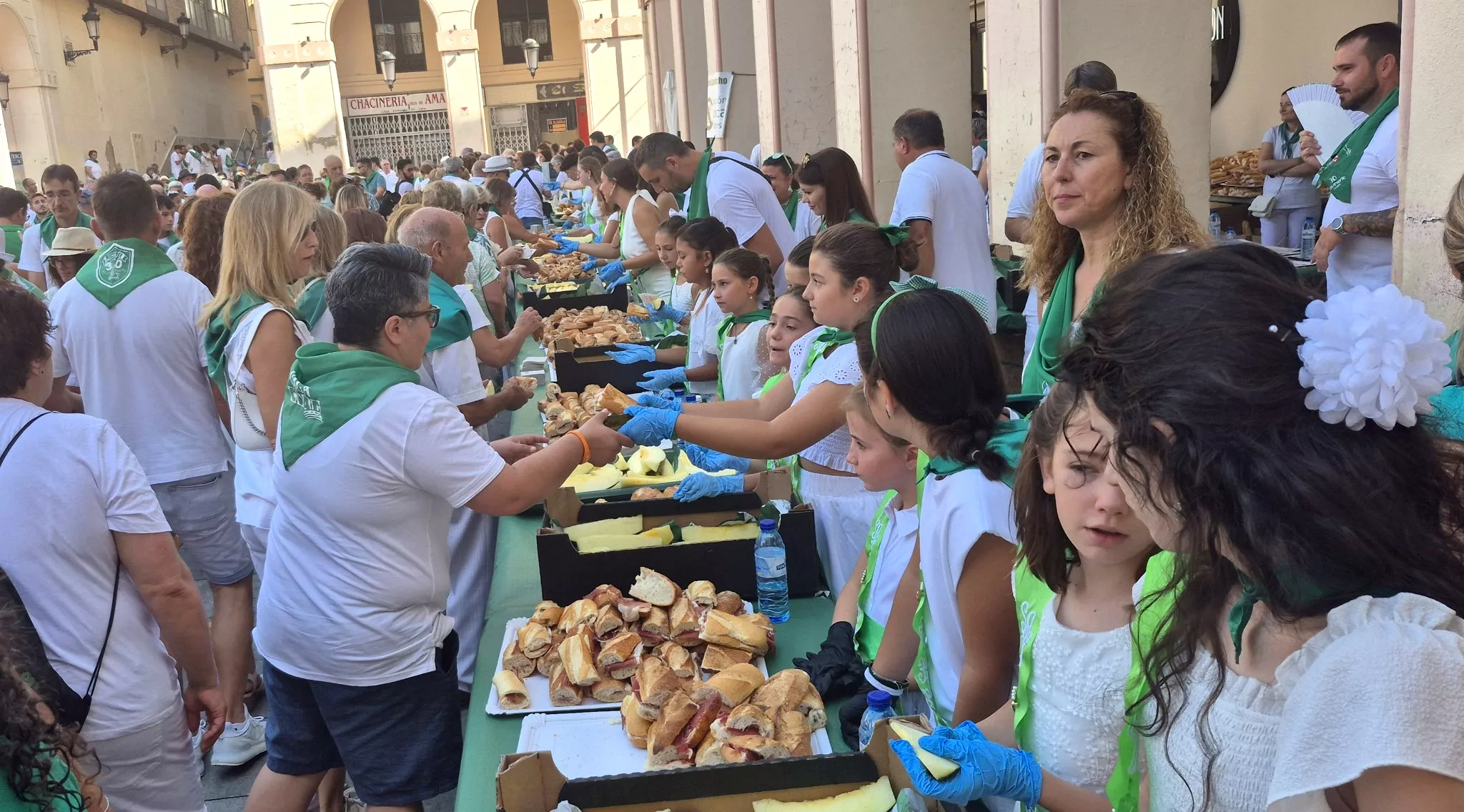 Reparto de jamón y melón en la Fiesta del Comercio. Foto Myriam Martínez